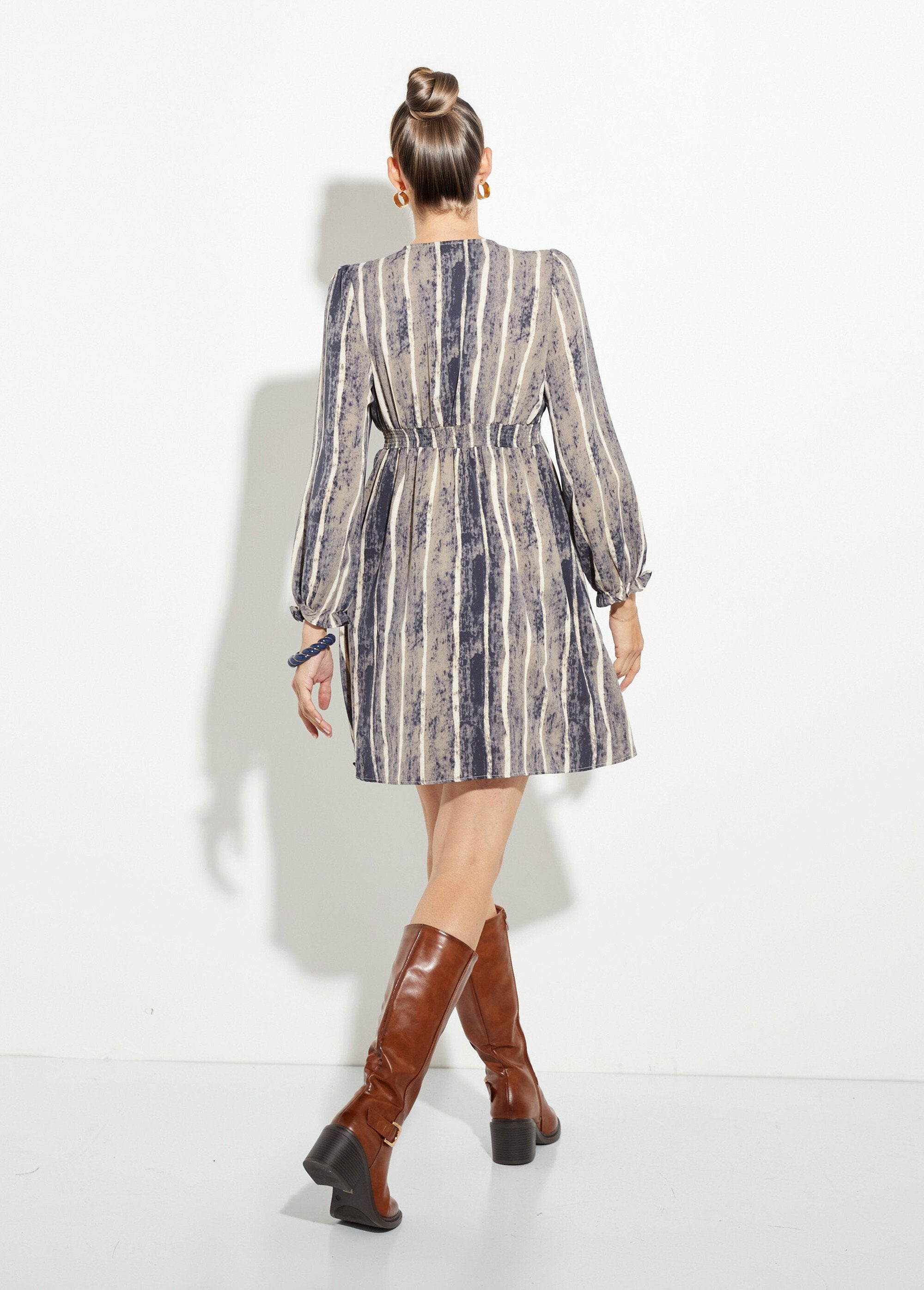 Korte_jurk_met_geplooide_hoge_taille_en_V-hals_Gris_et_ecru_DO1_slim