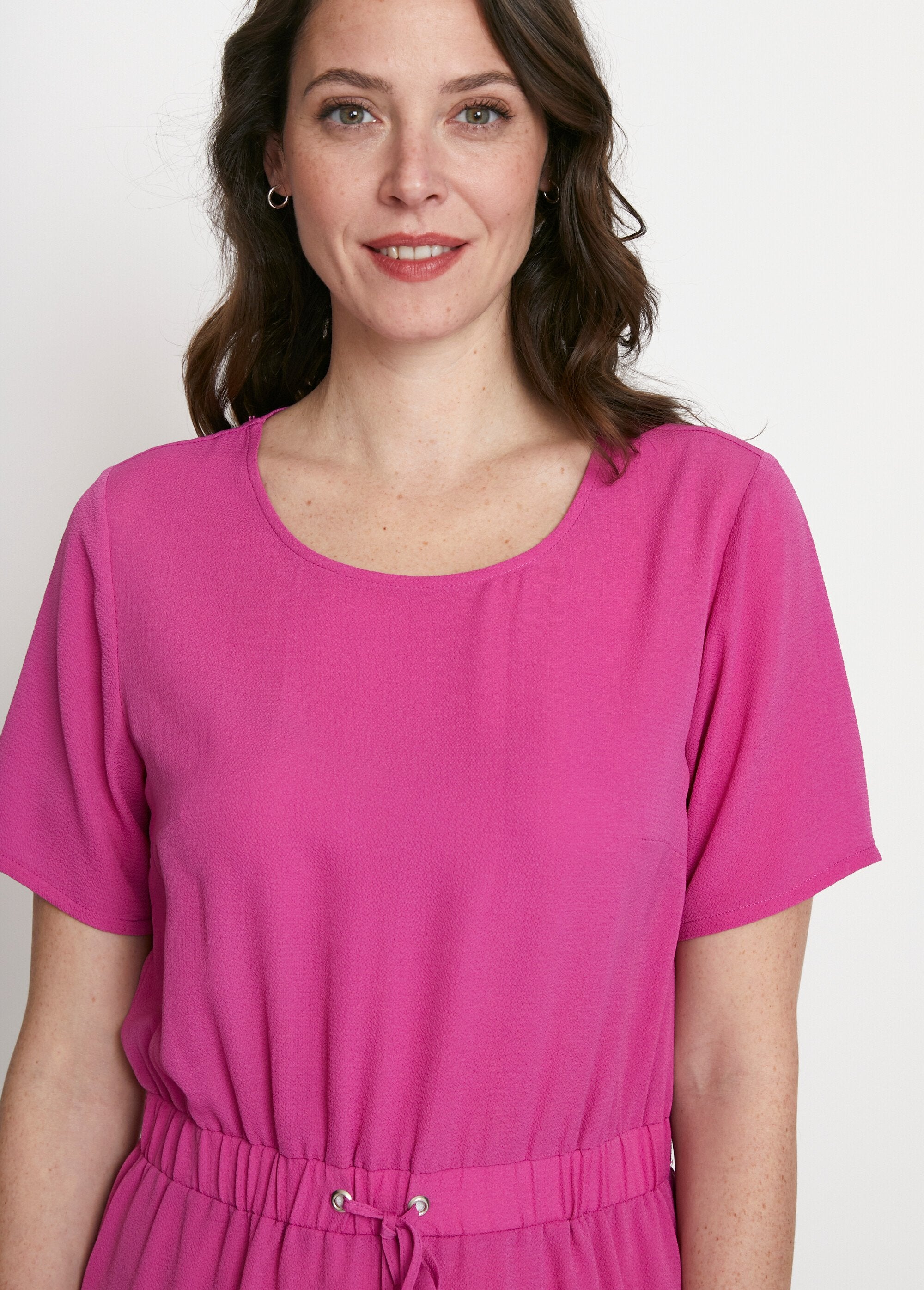 Korte_rechte_jurk_met_elastiek_in_de_taille_Uni_fuchsia_DE1_slim