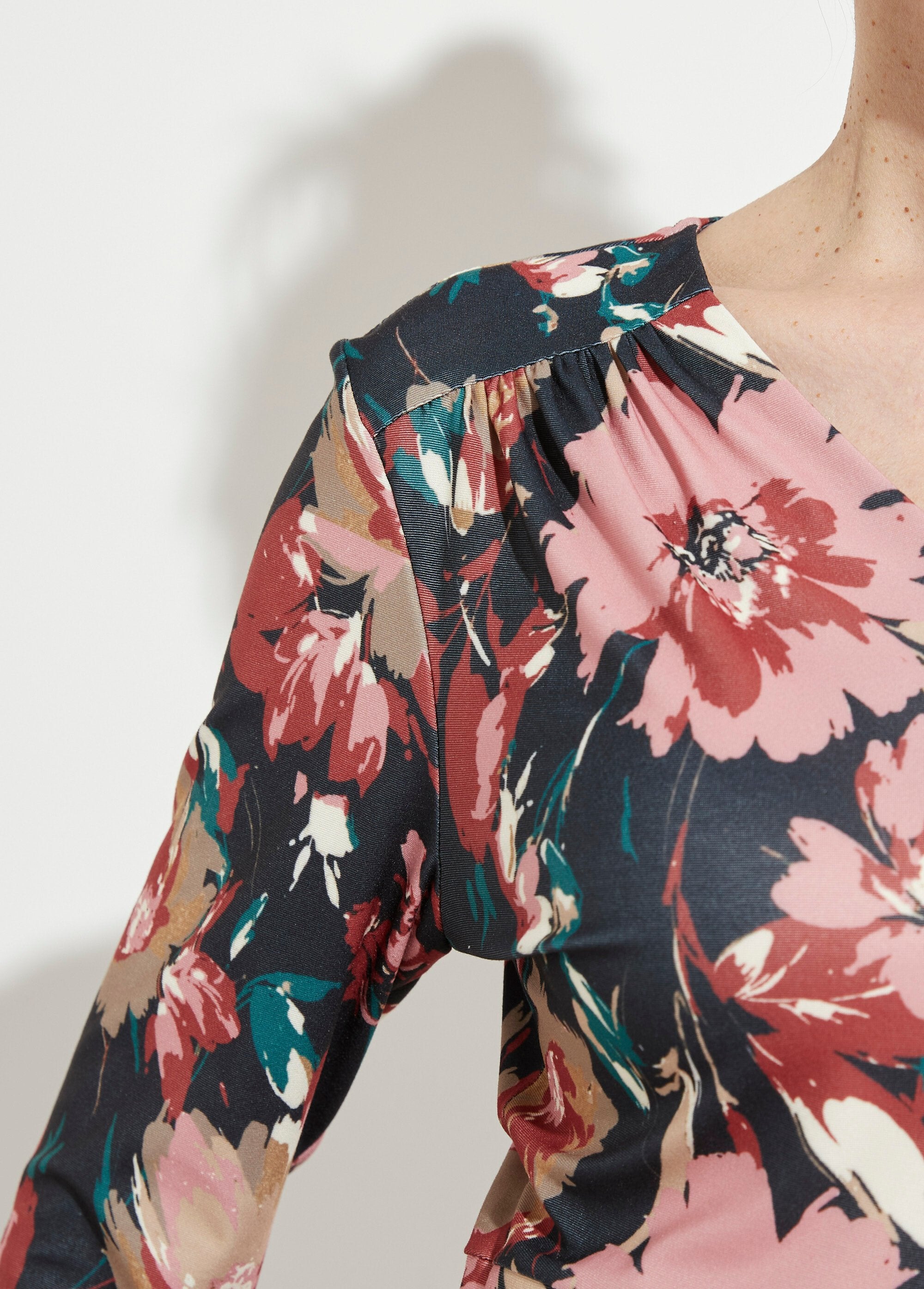 Korte_jurk_met_bloemenprint_en_V-hals_Marine_et_beige_DE2_slim