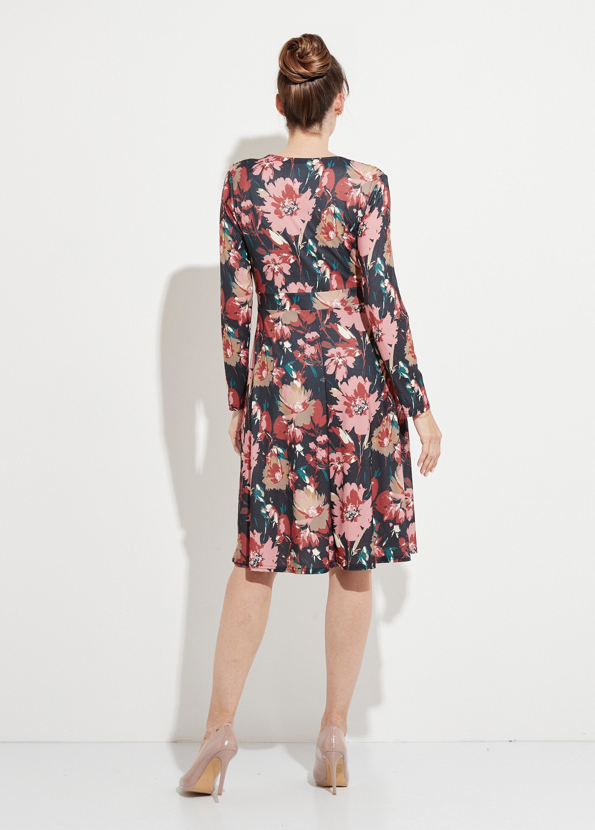 Korte_jurk_met_bloemenprint_en_V-hals_Marine_et_beige_DO1_slim