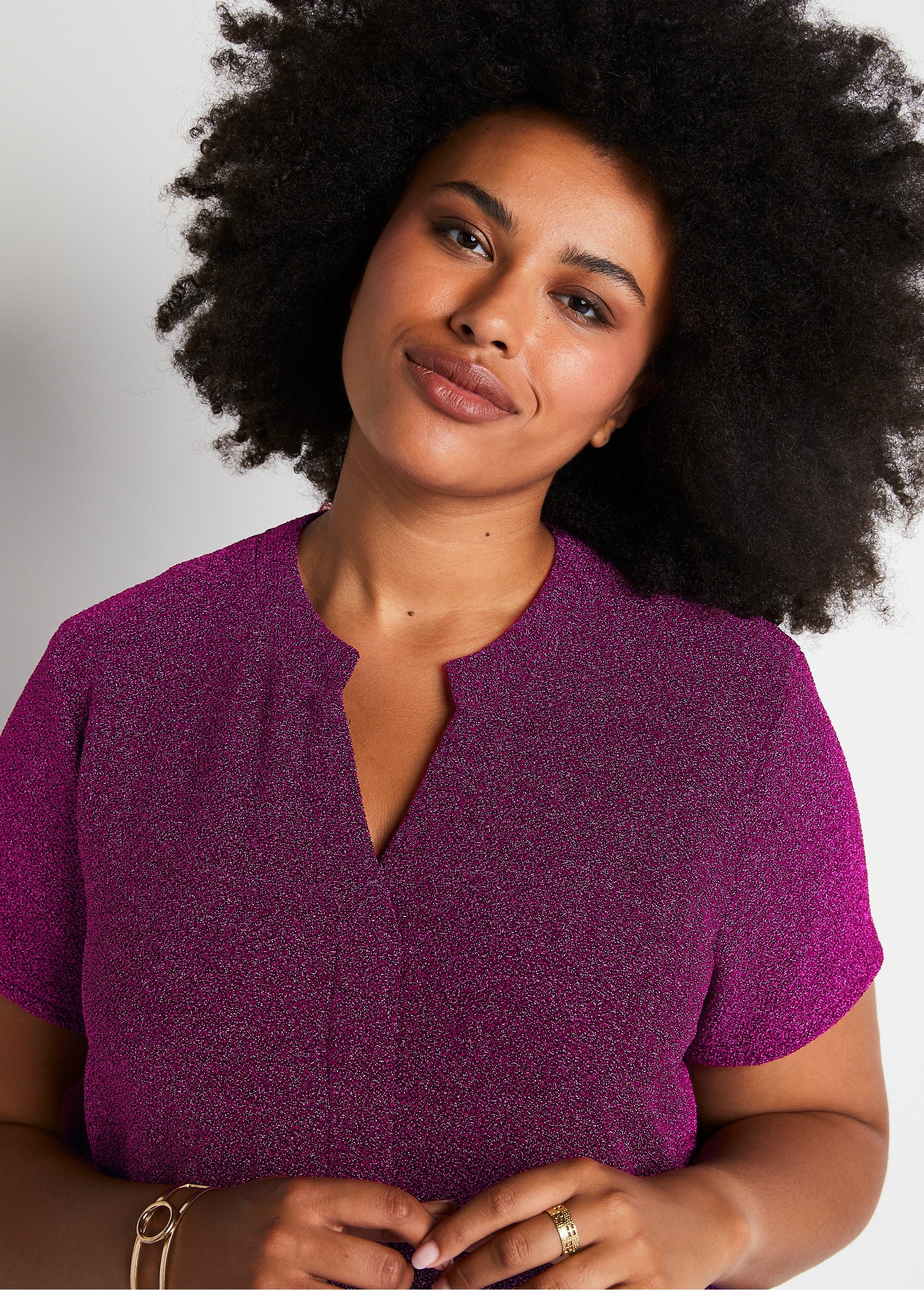 Korte_uitlopende_jurk_van_glanzend_breisel_Rose_DE1_curvy