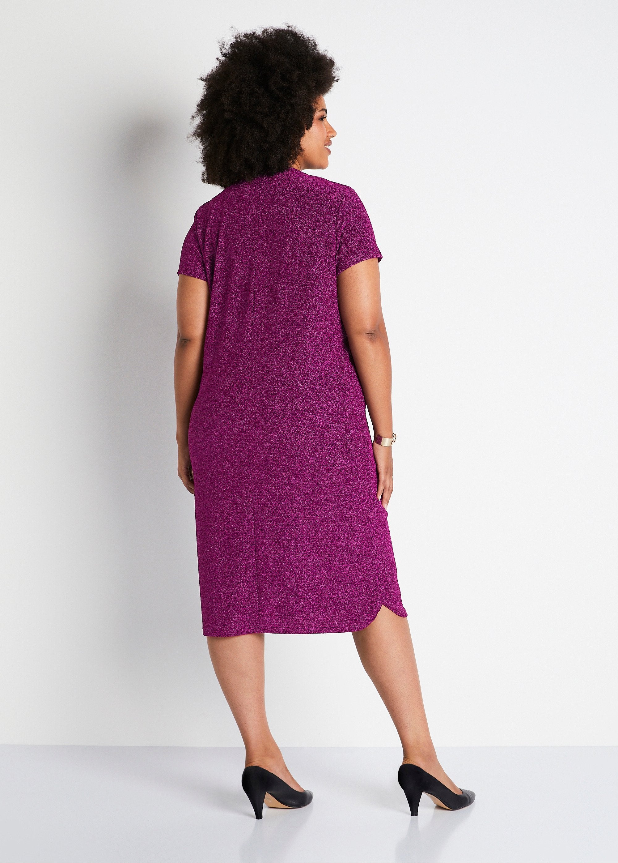 Korte_uitlopende_jurk_van_glanzend_breisel_Rose_DO1_curvy