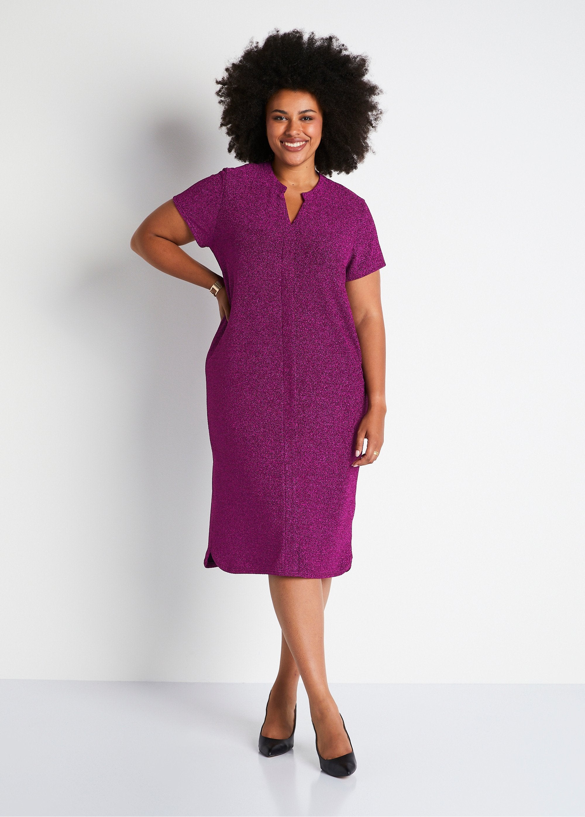 Korte_uitlopende_jurk_van_glanzend_breisel_Rose_FA1_curvy