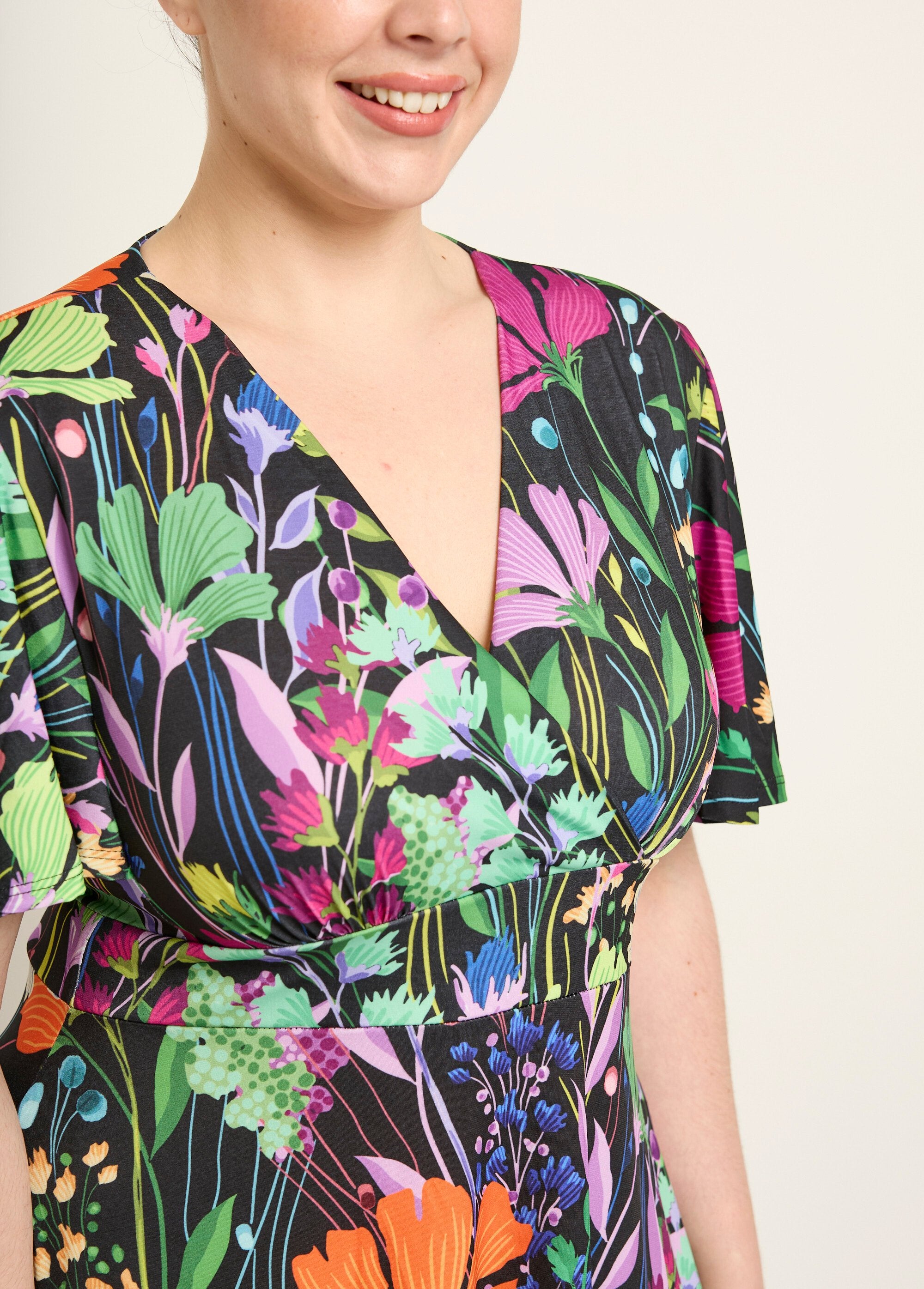 Korte_vloeiende_jurk,_vlindermouwen,_bloemen_Imprime_fond_noir_DE1_curvy