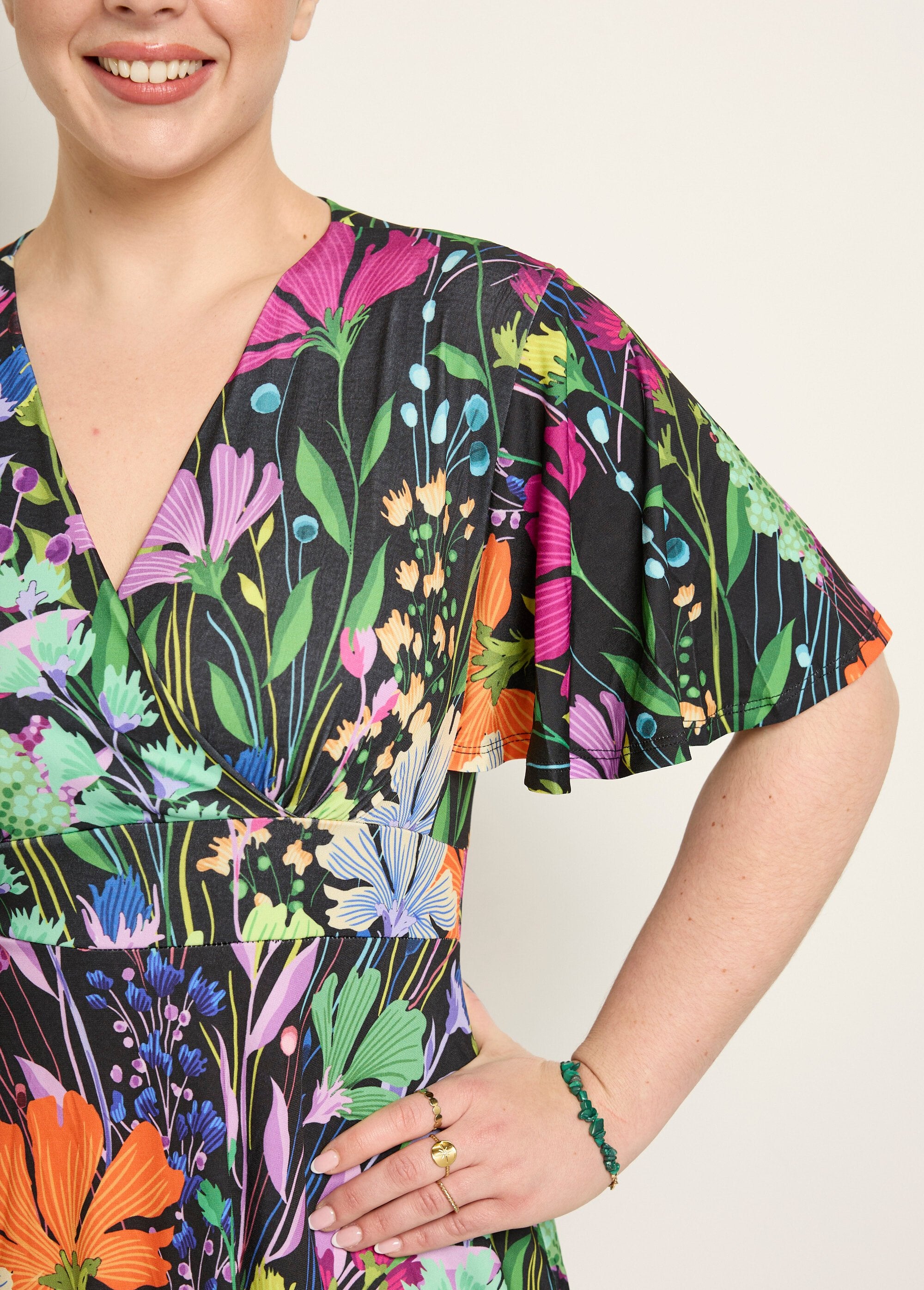 Korte_vloeiende_jurk,_vlindermouwen,_bloemen_Imprime_fond_noir_DE2_curvy