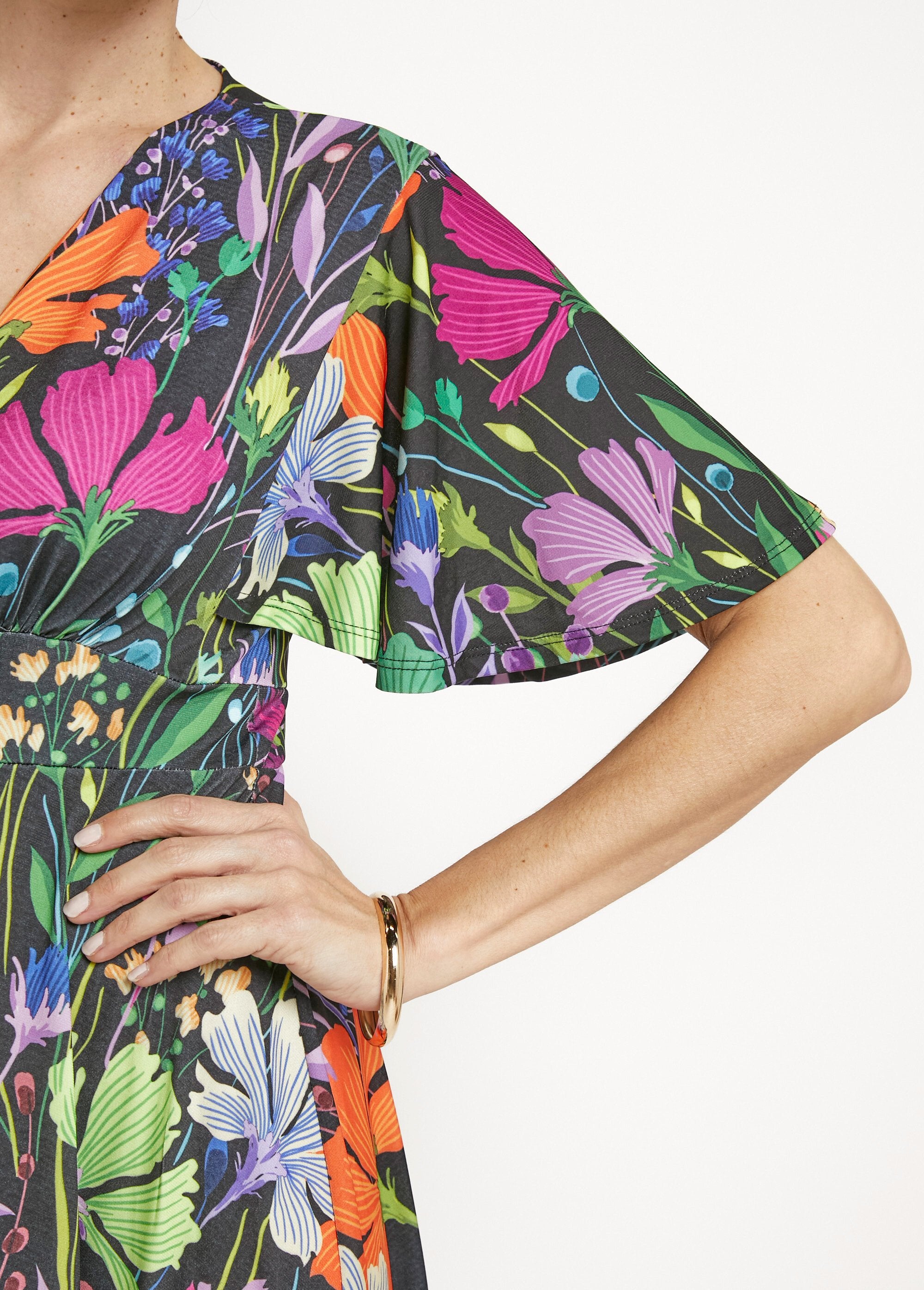 Korte_vloeiende_jurk,_vlindermouwen,_bloemen_Imprime_fond_noir_DE2_slim