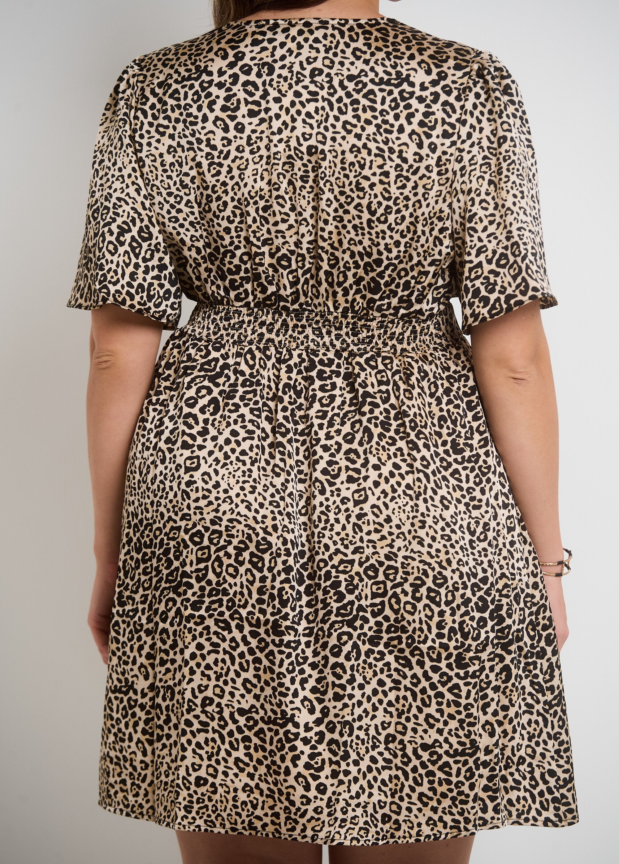Korte_jurk_met_V-hals_luipaardprint_Leopard_DE2_curvy