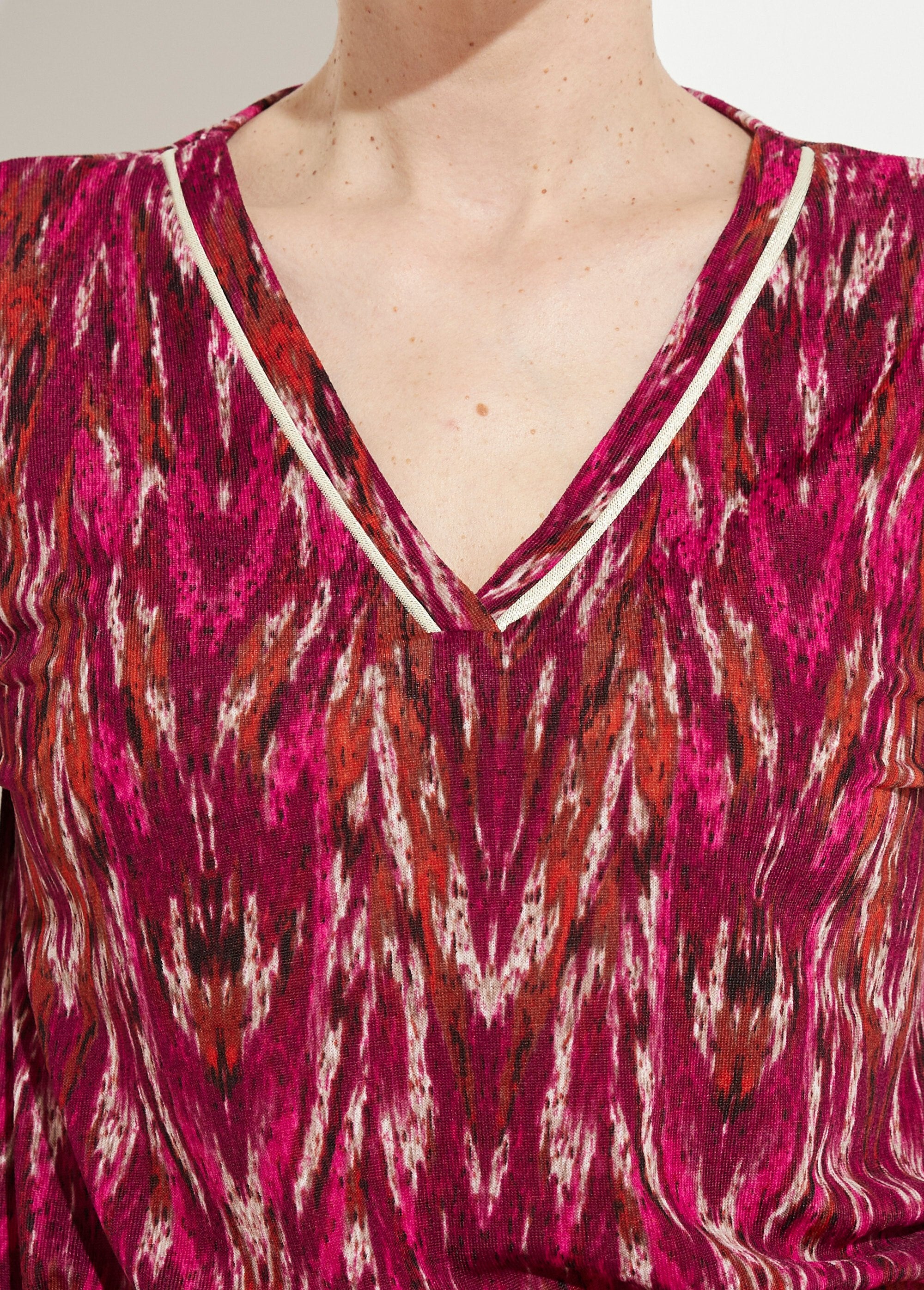 Korte_jurk_met_V-hals_en_print,_lange_mouwen_Cassis_et_beige_DE1_slim