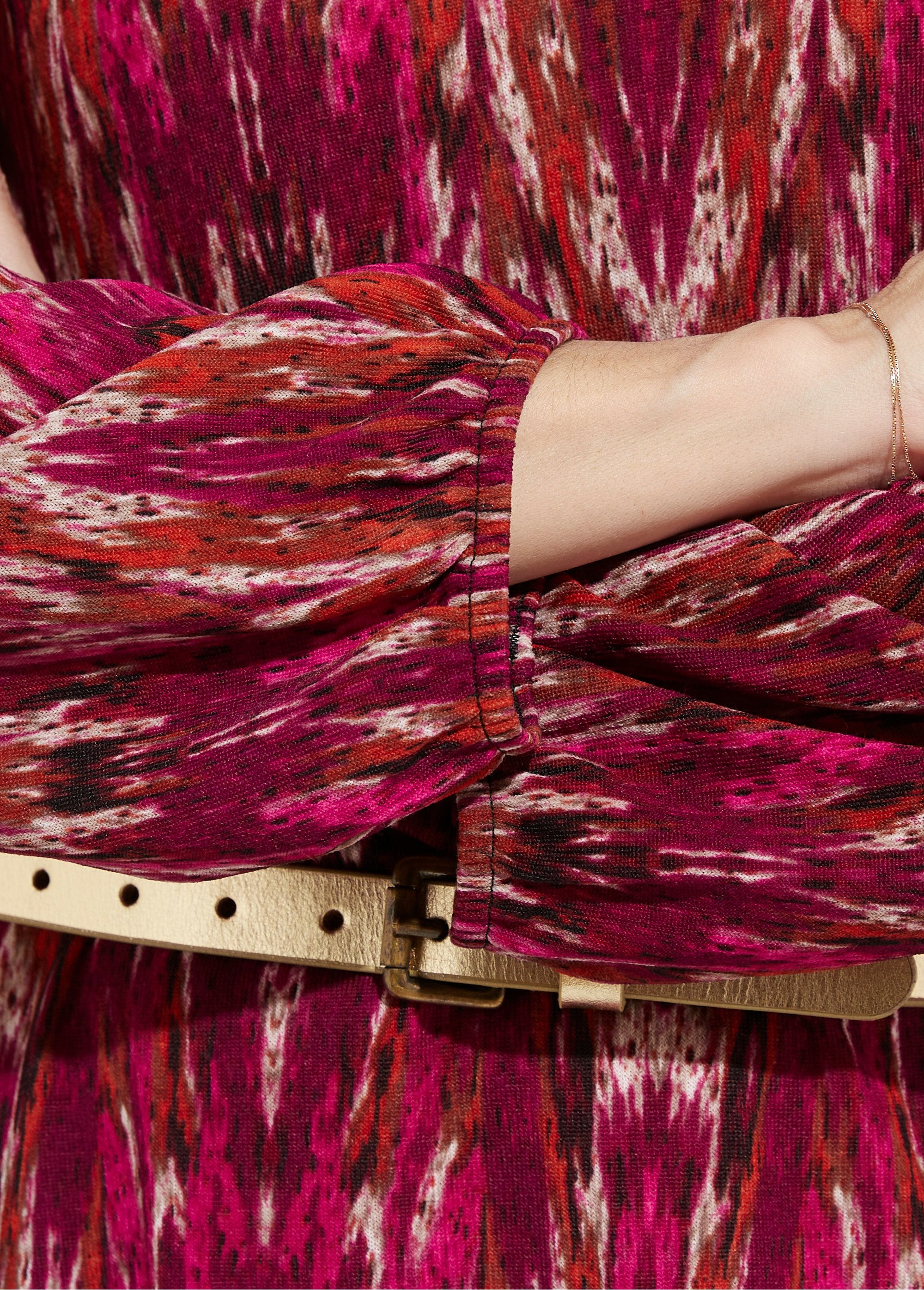 Korte_jurk_met_V-hals_en_print,_lange_mouwen_Cassis_et_beige_DE2_slim