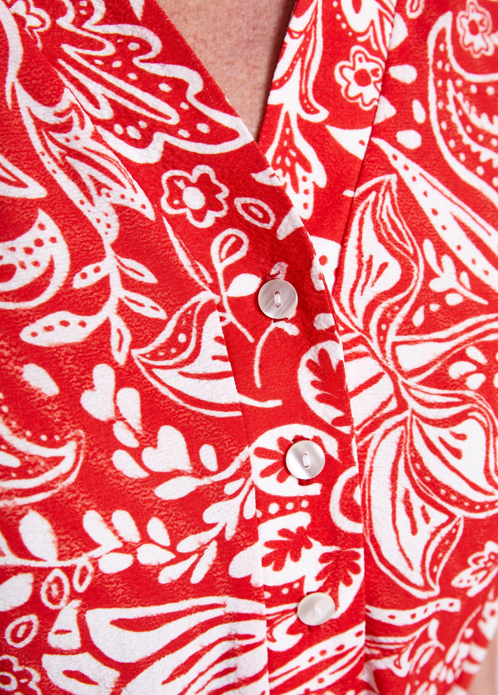 Korte_jurk_in_tweekleurige_reliëfstof_Rouge_et_blanc_DE3_slim