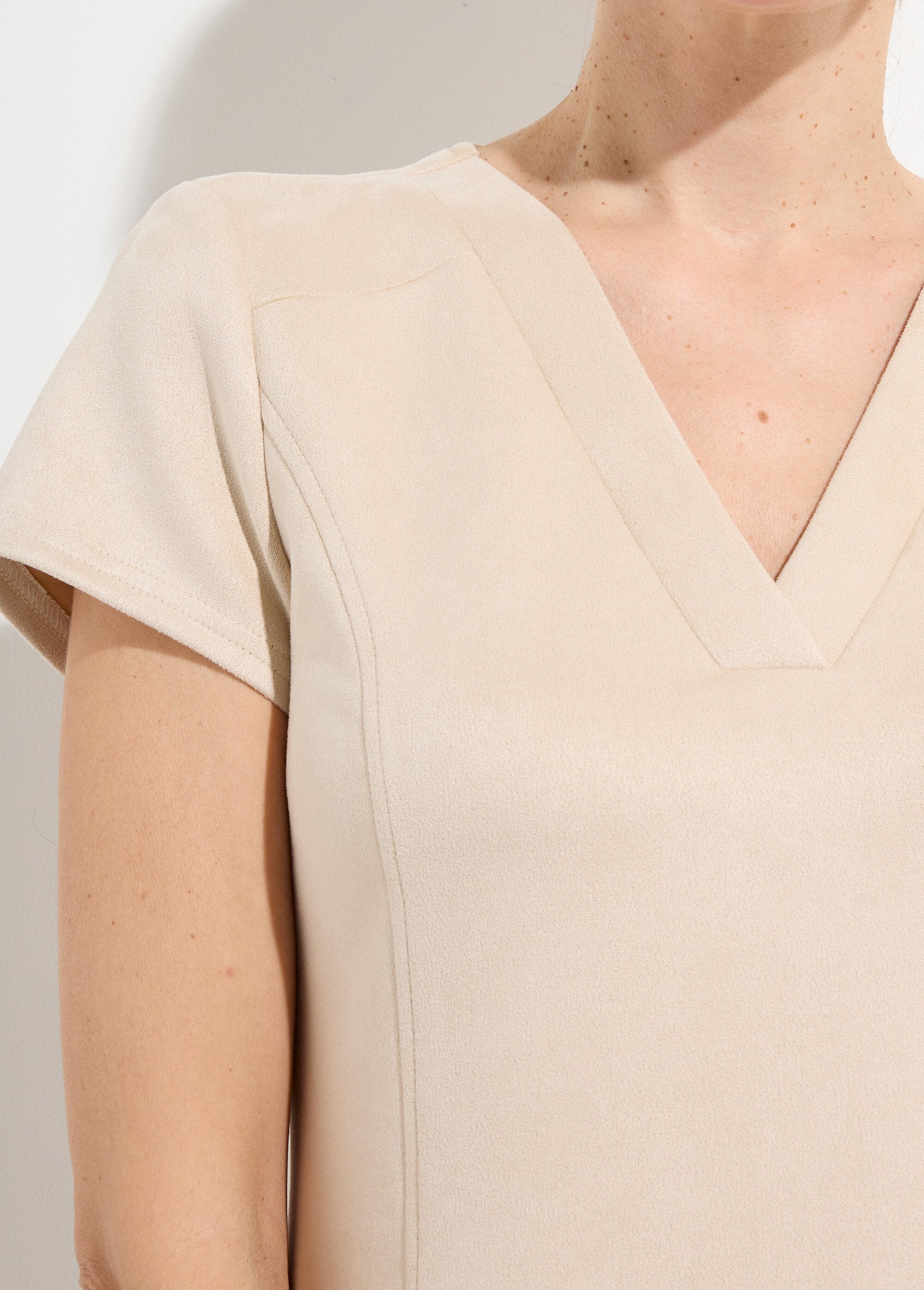 Een_korte_jurk_van_fluweelzacht_suède_Beige_DE1_slim