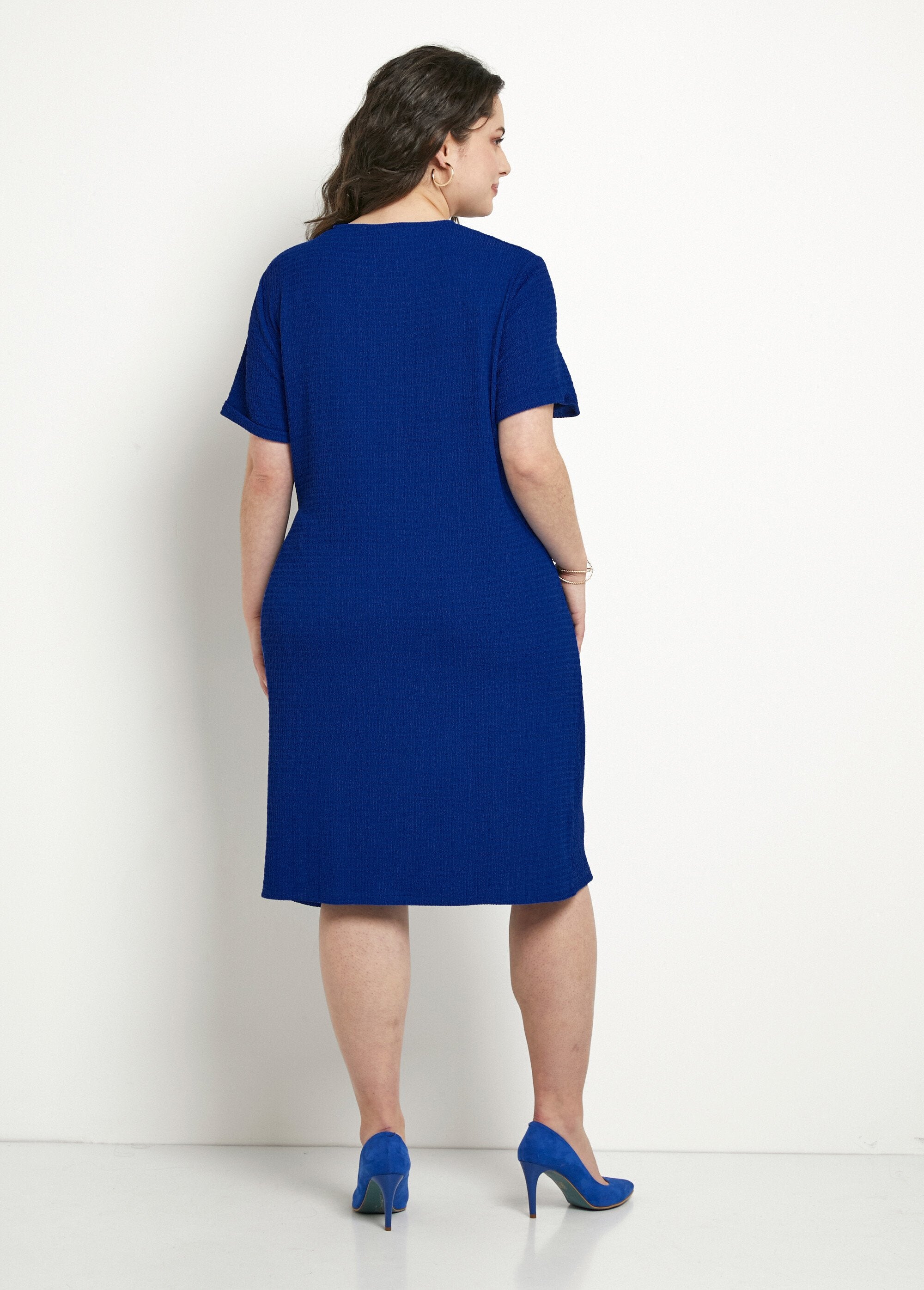 Effen_gedrapeerde_korte_jurk_met_wikkeleffect_Bleu_DO1_curvy