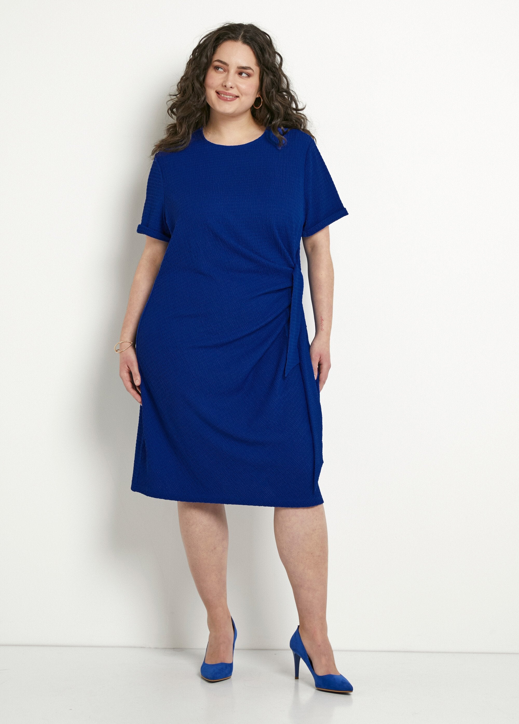 Effen_gedrapeerde_korte_jurk_met_wikkeleffect_Bleu_FA1_curvy