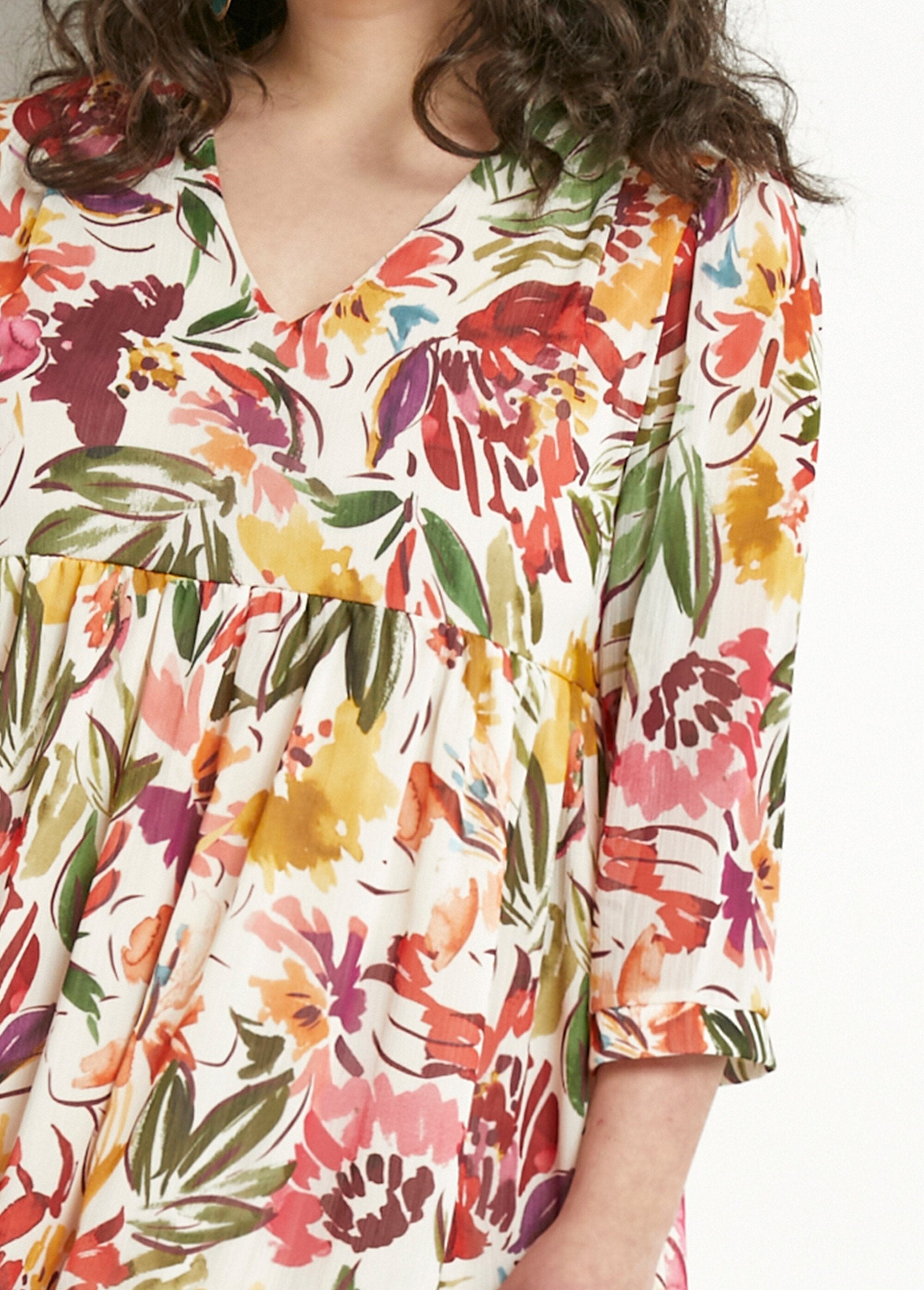 Korte_jurk_met_bloemen_voile_V-hals_en_ruches_Multicolore_DE1_curvy