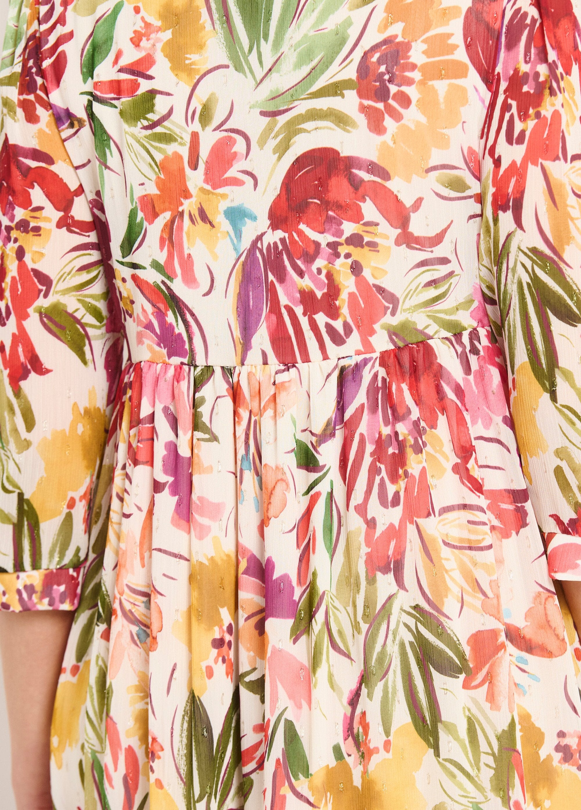 Korte_jurk_met_bloemen_voile_V-hals_en_ruches_Multicolore_DE2_slim