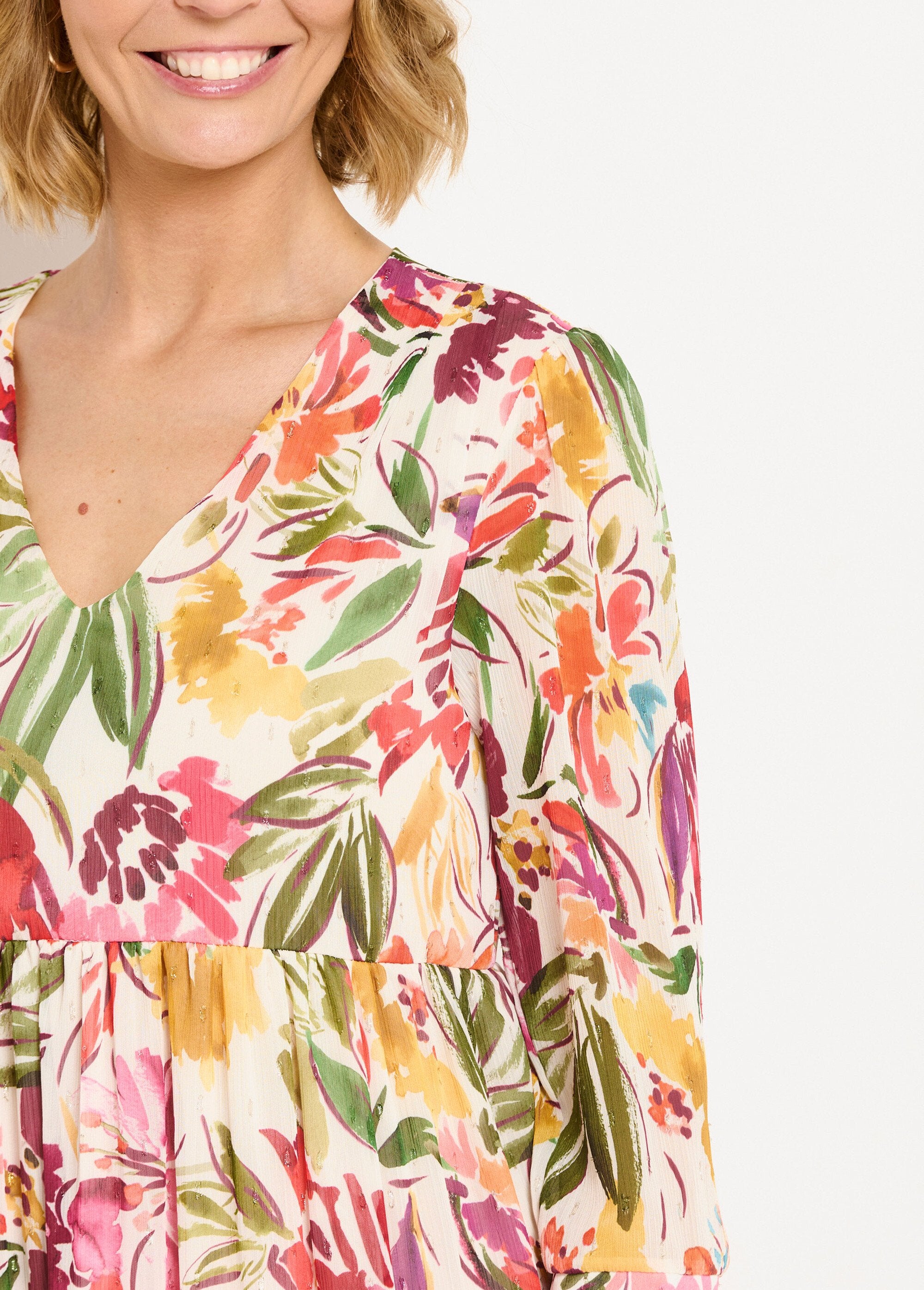 Korte_jurk_met_bloemen_voile_V-hals_en_ruches_Multicolore_DE3_slim