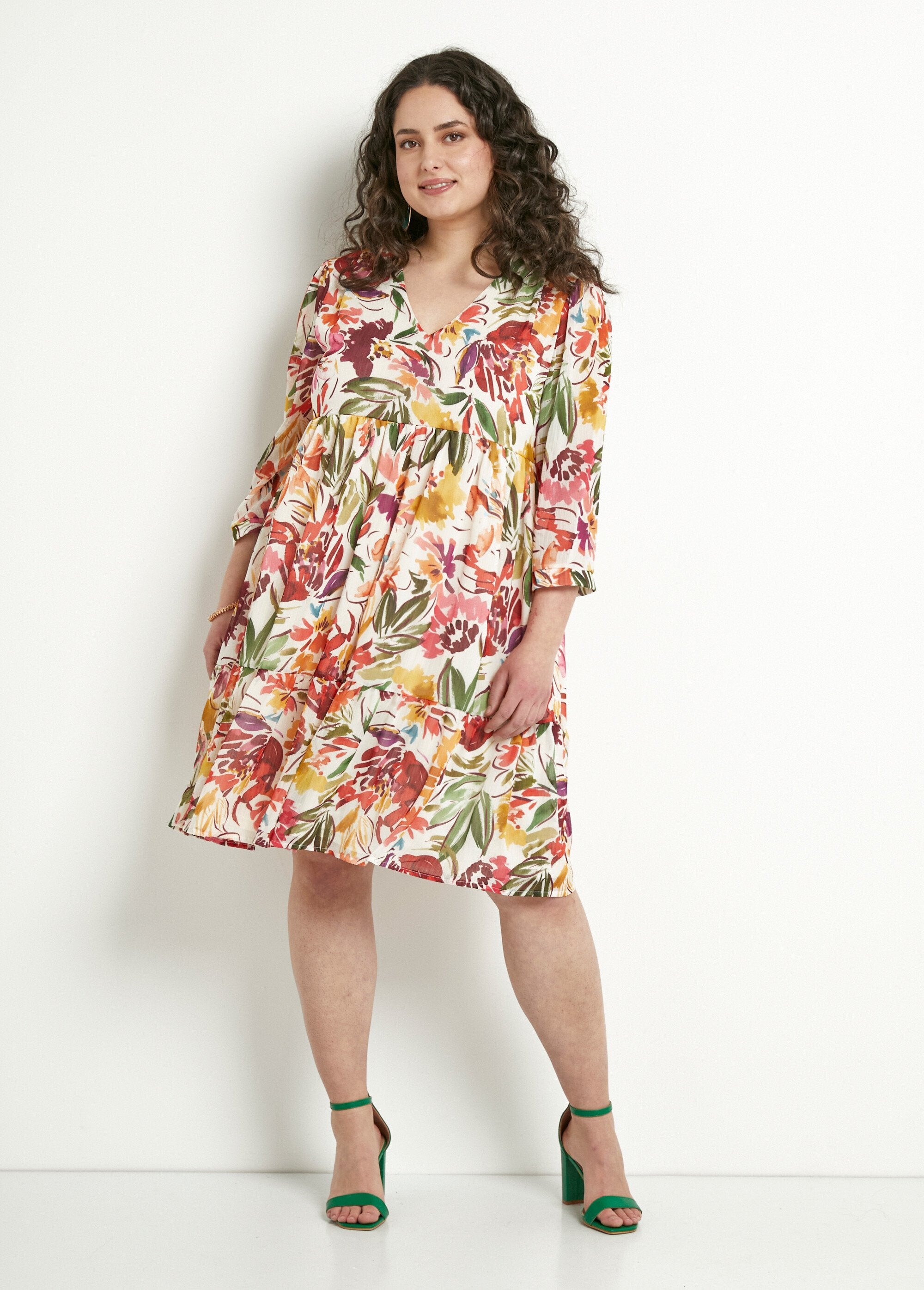 Korte_jurk_met_bloemen_voile_V-hals_en_ruches_Multicolore_FA1_curvy