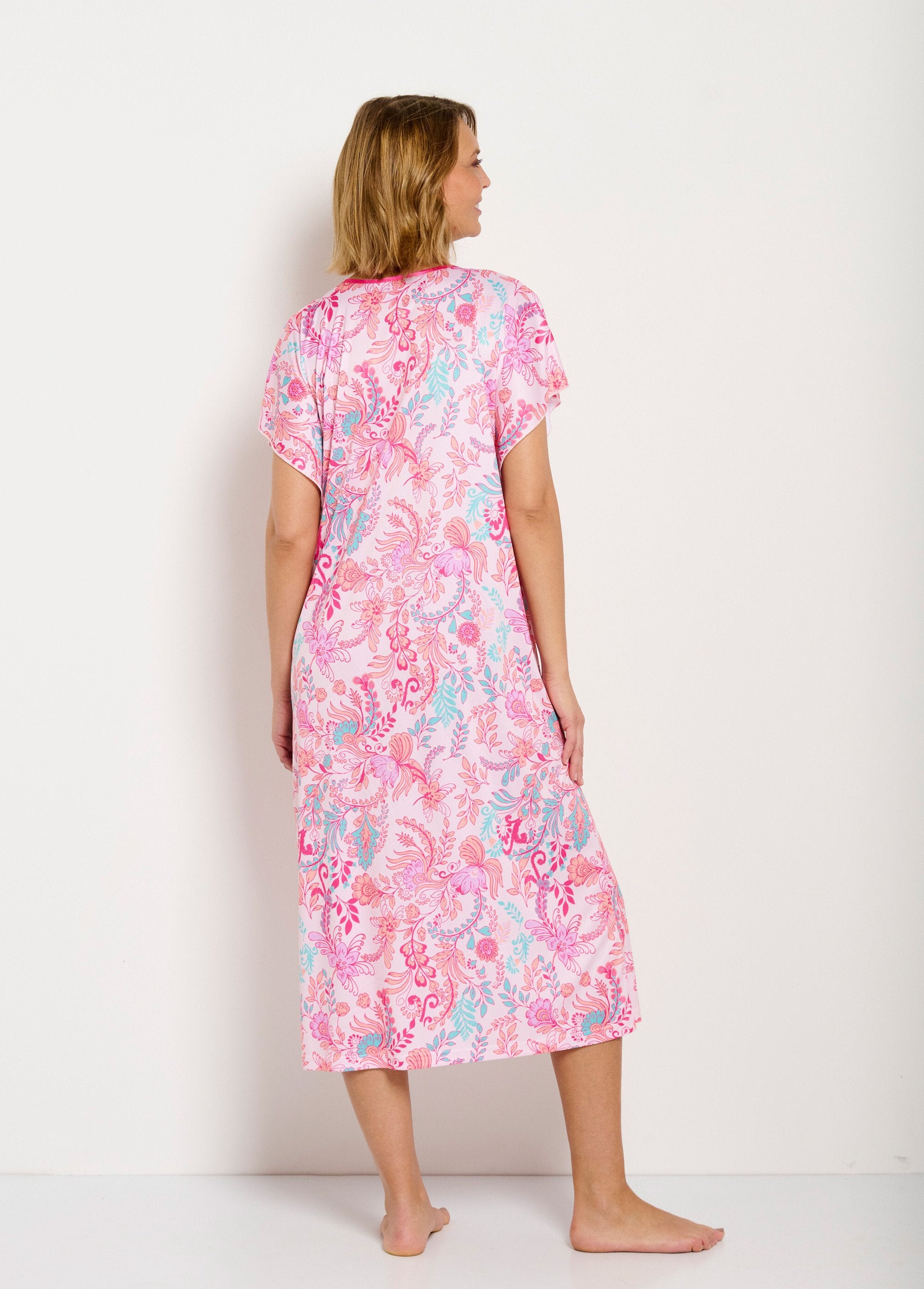 Lange_satijnen_hostess_jurk_met_bloemenprint_Fond_rose_DO1_slim