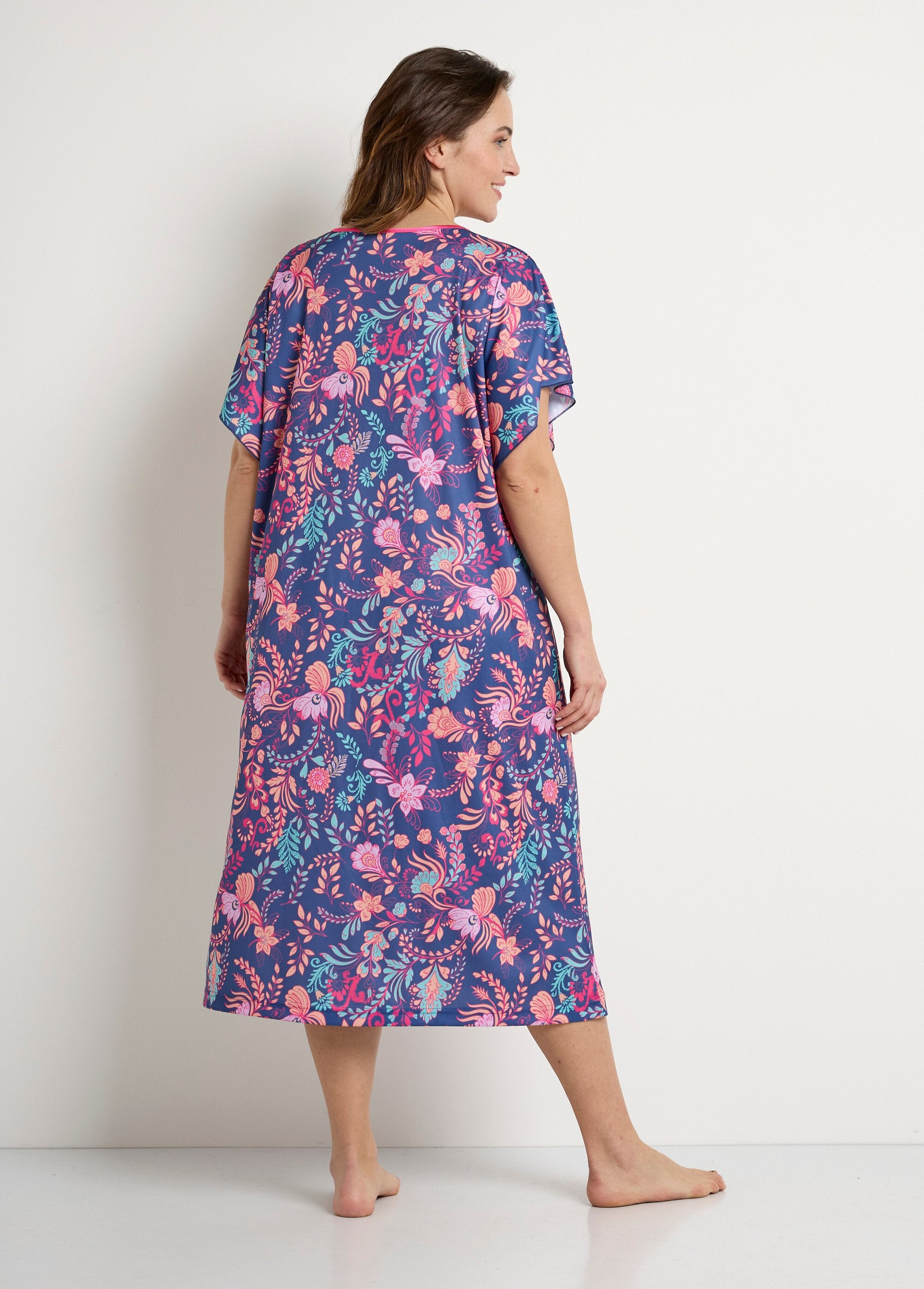 Lange_satijnen_hostess_jurk_met_bloemenprint_Fond_marine_DO1_curvy