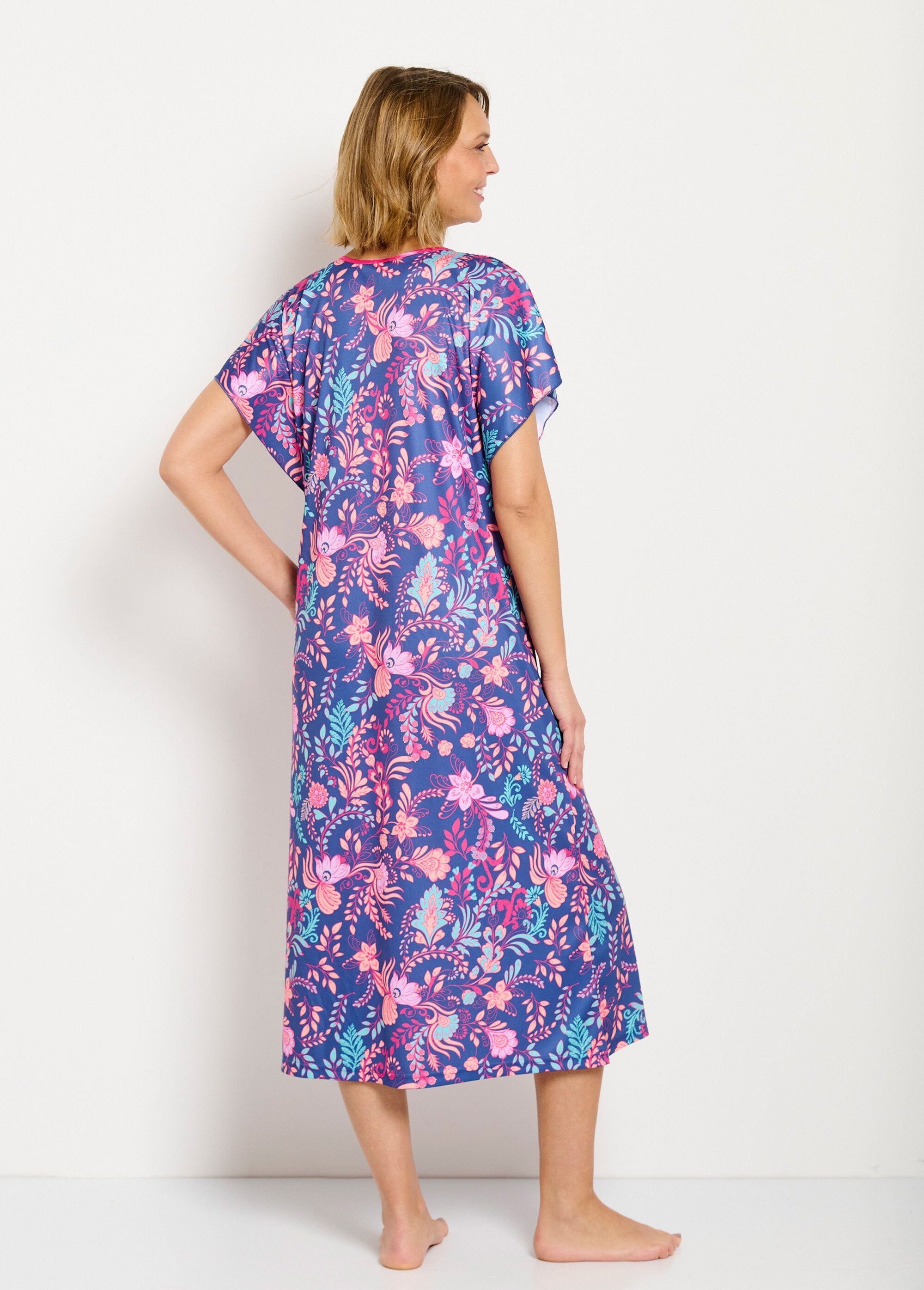 Lange_satijnen_hostess_jurk_met_bloemenprint_Fond_marine_DO1_slim
