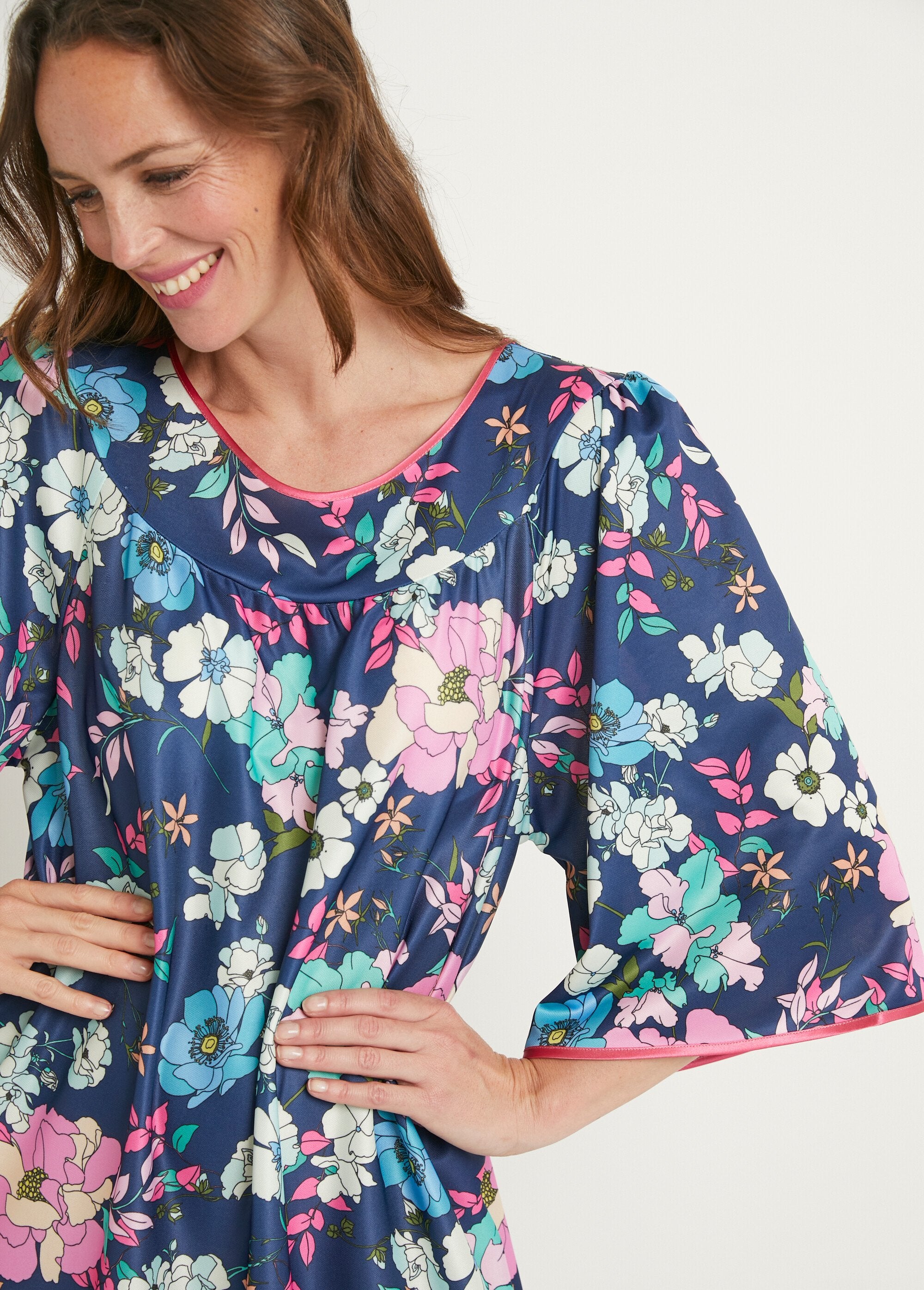 Antistatisch_gebreid_hostessenjurkje_met_bloemen_en_satijn_Imprime_marine_DE1_slim