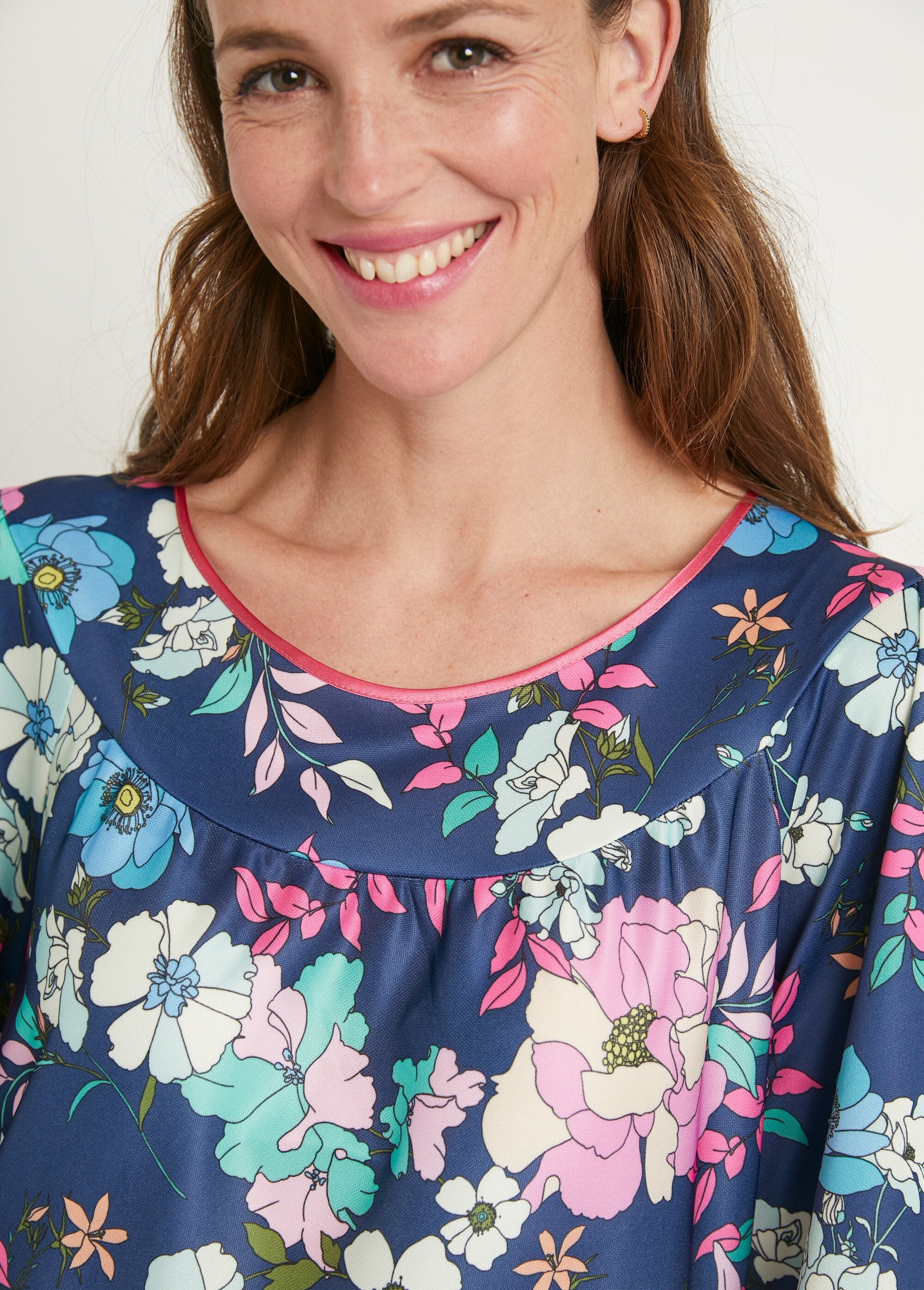 Antistatisch_gebreid_hostessenjurkje_met_bloemen_en_satijn_Imprime_marine_DE2_slim