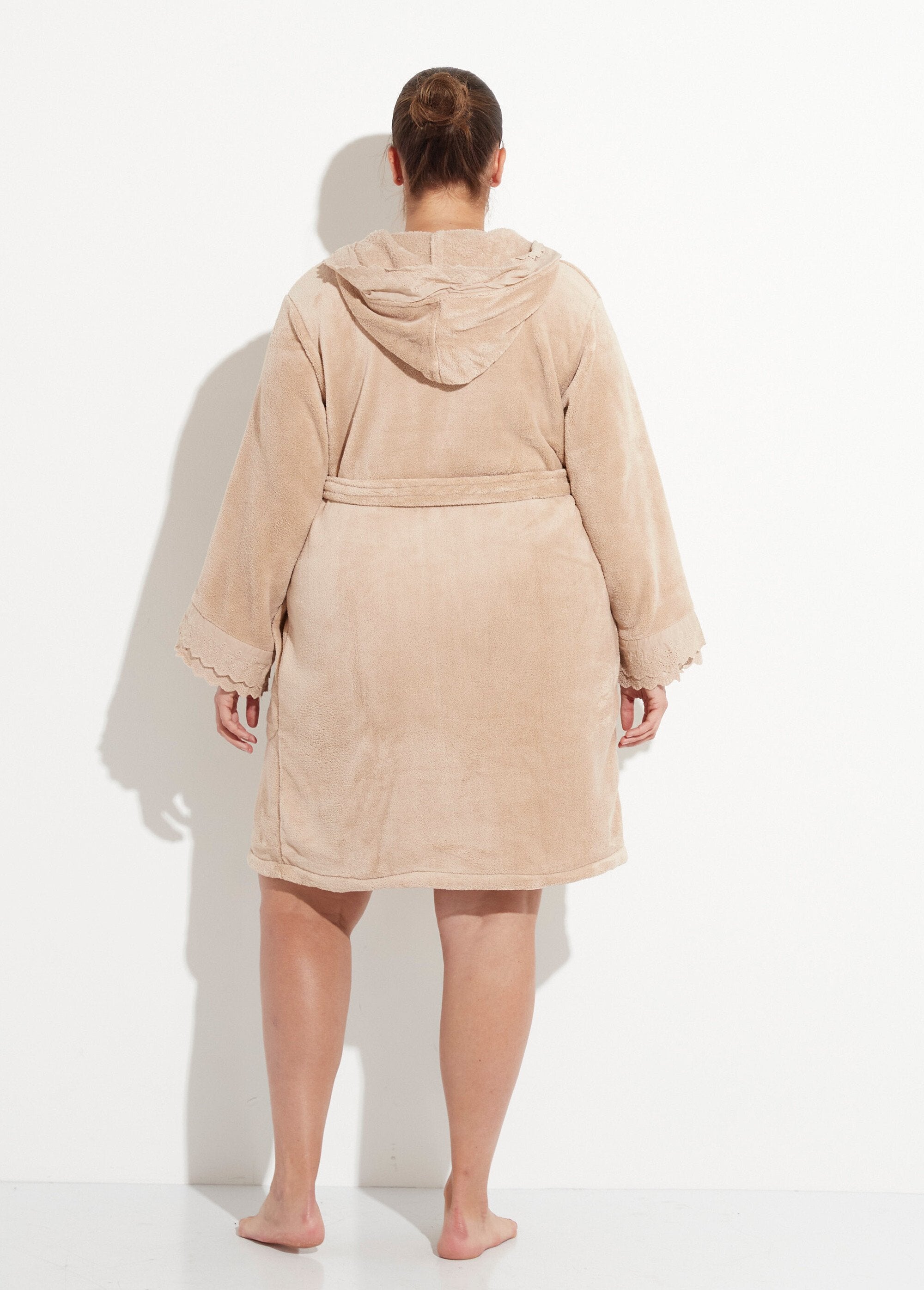 Kap_ochtendjas,_broderie_anglaise_Taupe_DO1_curvy