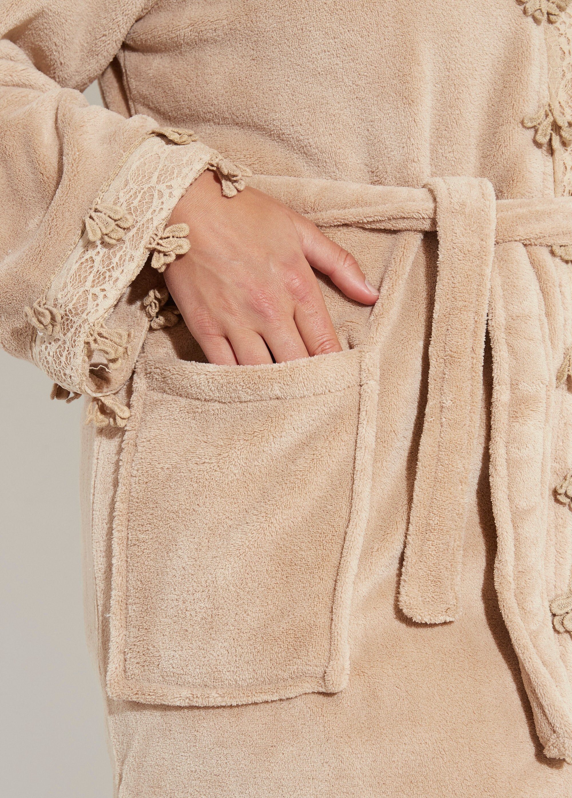 Fleece_kamerjas_met_kanten_rand_Taupe_DE2_curvy