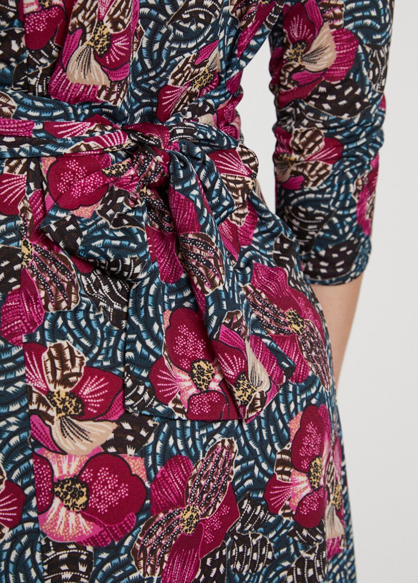 Gebreide_wikkeljurk_Imprime_fuchsia_DE1_slim