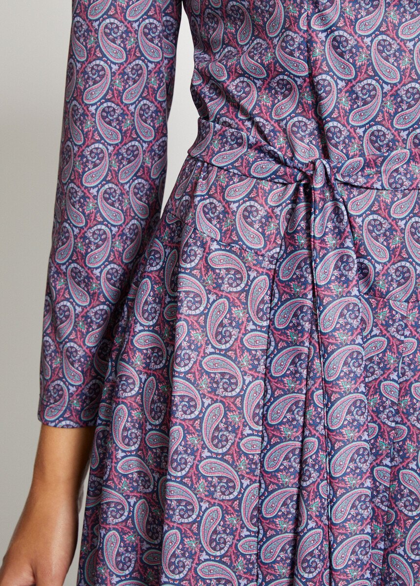 Jurk_met_sweetheart_halslijn_Bleu_et_prune_DE2_slim