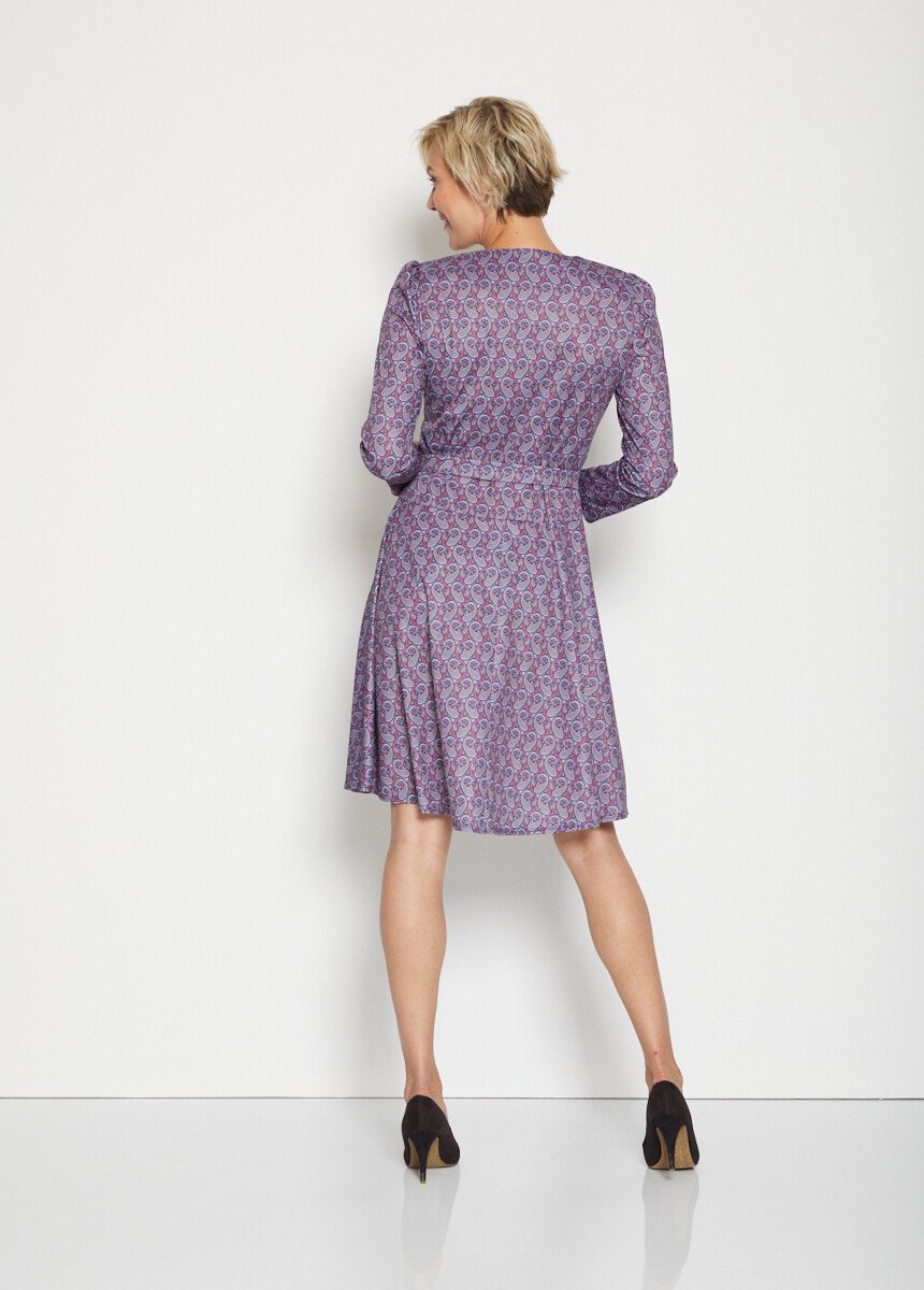 Jurk_met_sweetheart_halslijn_Bleu_et_prune_DO1_slim