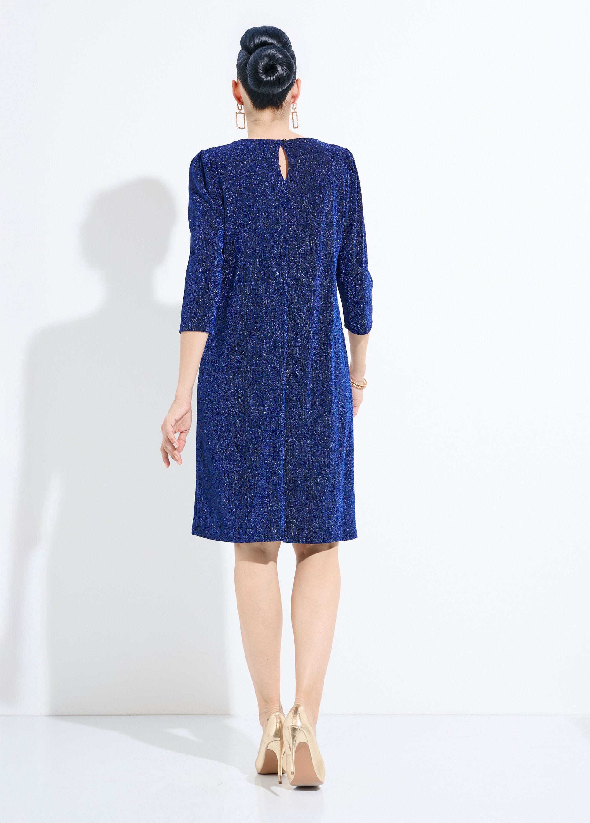 Korte_rechte_jurk_van_glanzend_metallic_mesh_Bleu_DO1_slim
