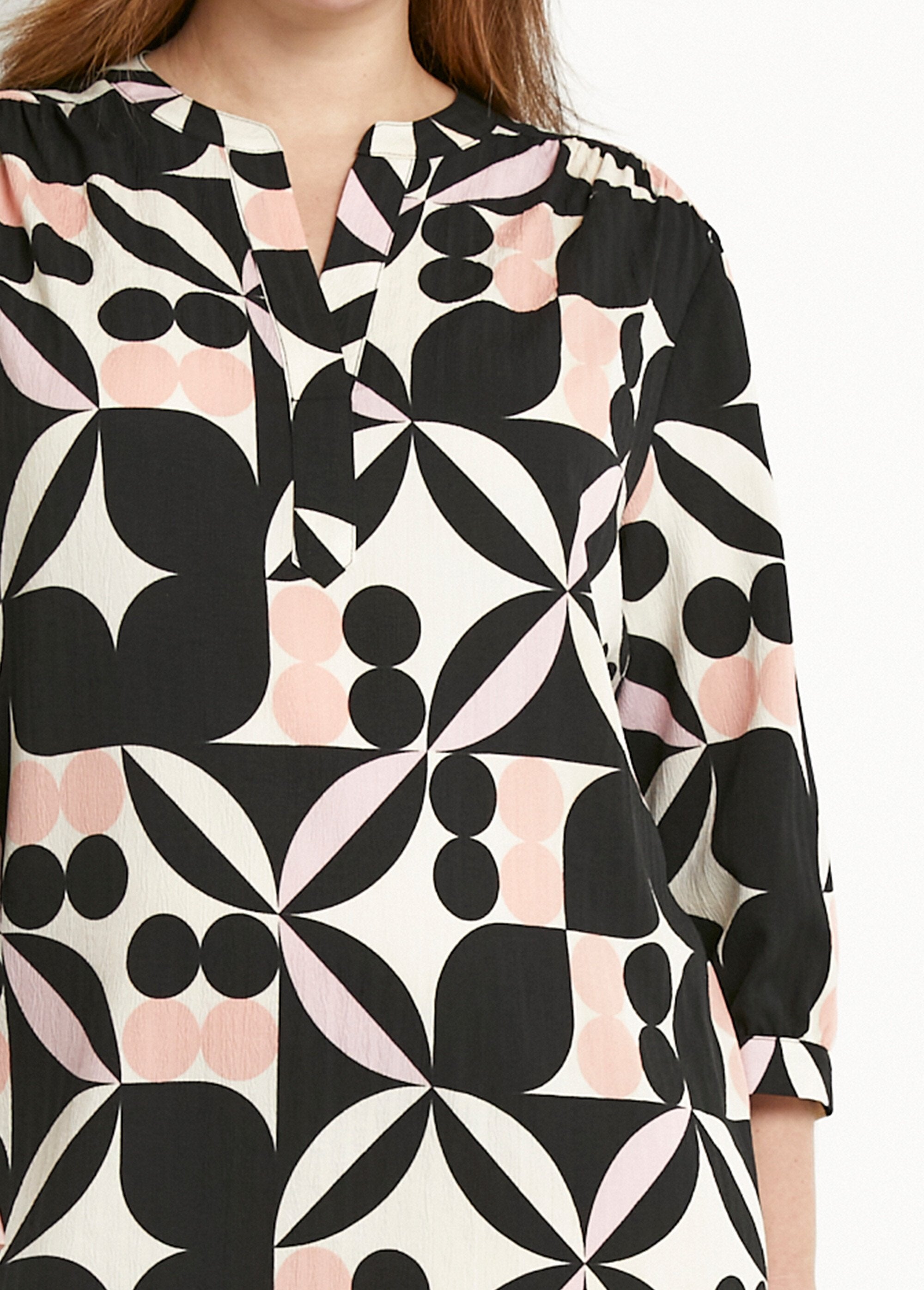 Korte_rechte_jurk_met_3/4-mouwen_en_grafisch_motief_Noir_et_rose_DE1_curvy