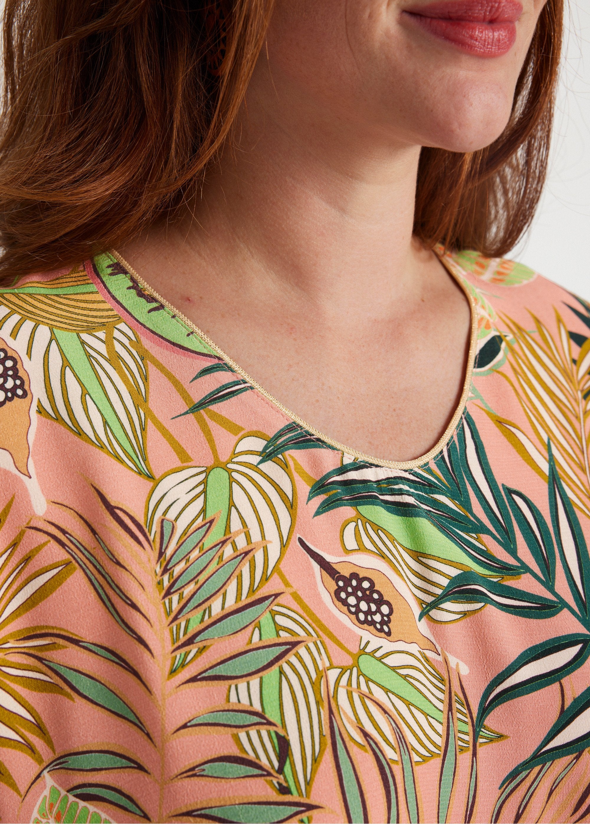 Korte_rechte_jurk_met_bladmotief_Roze_en_groen_DE1_curvy