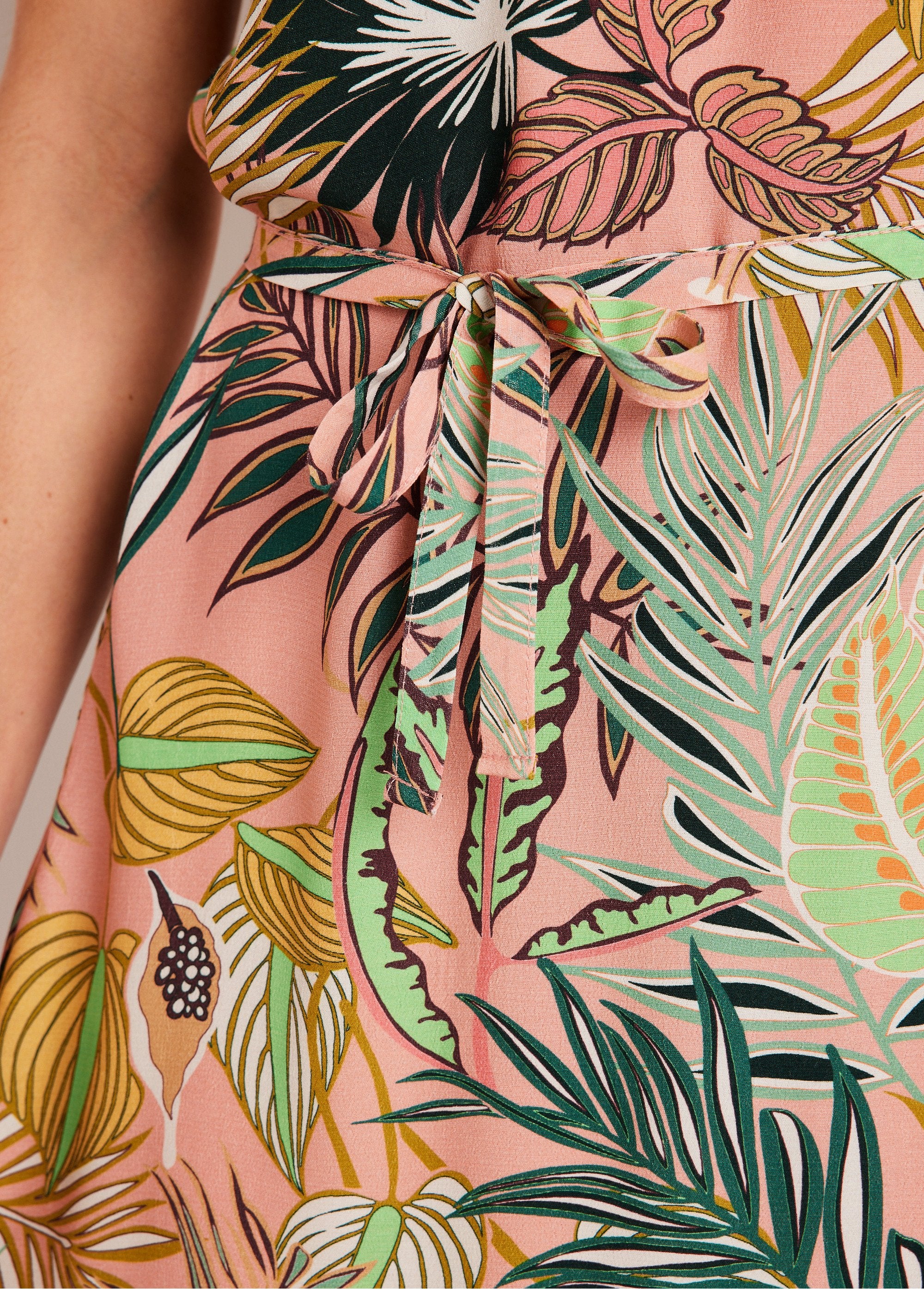 Korte_rechte_jurk_met_bladmotief_Roze_en_groen_DE2_slim