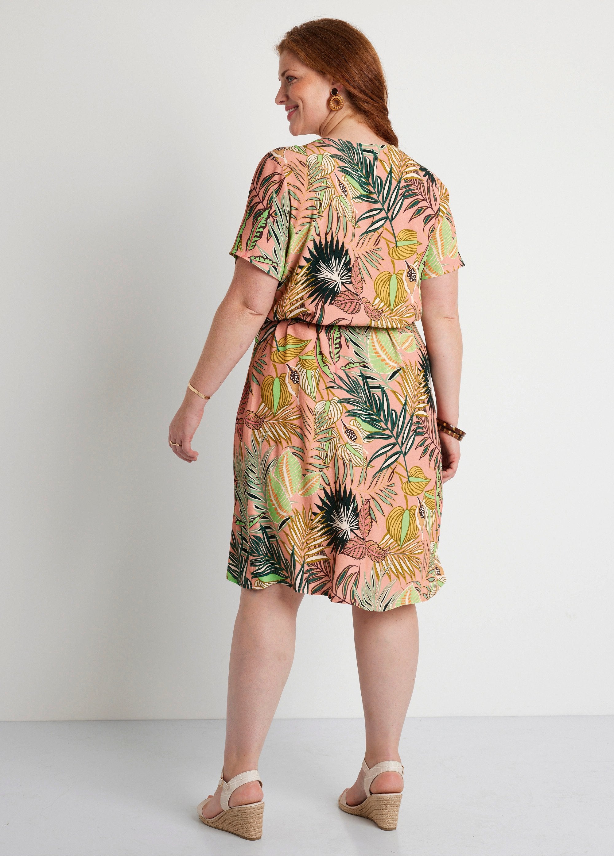 Korte_rechte_jurk_met_bladmotief_Roze_en_groen_DO1_curvy