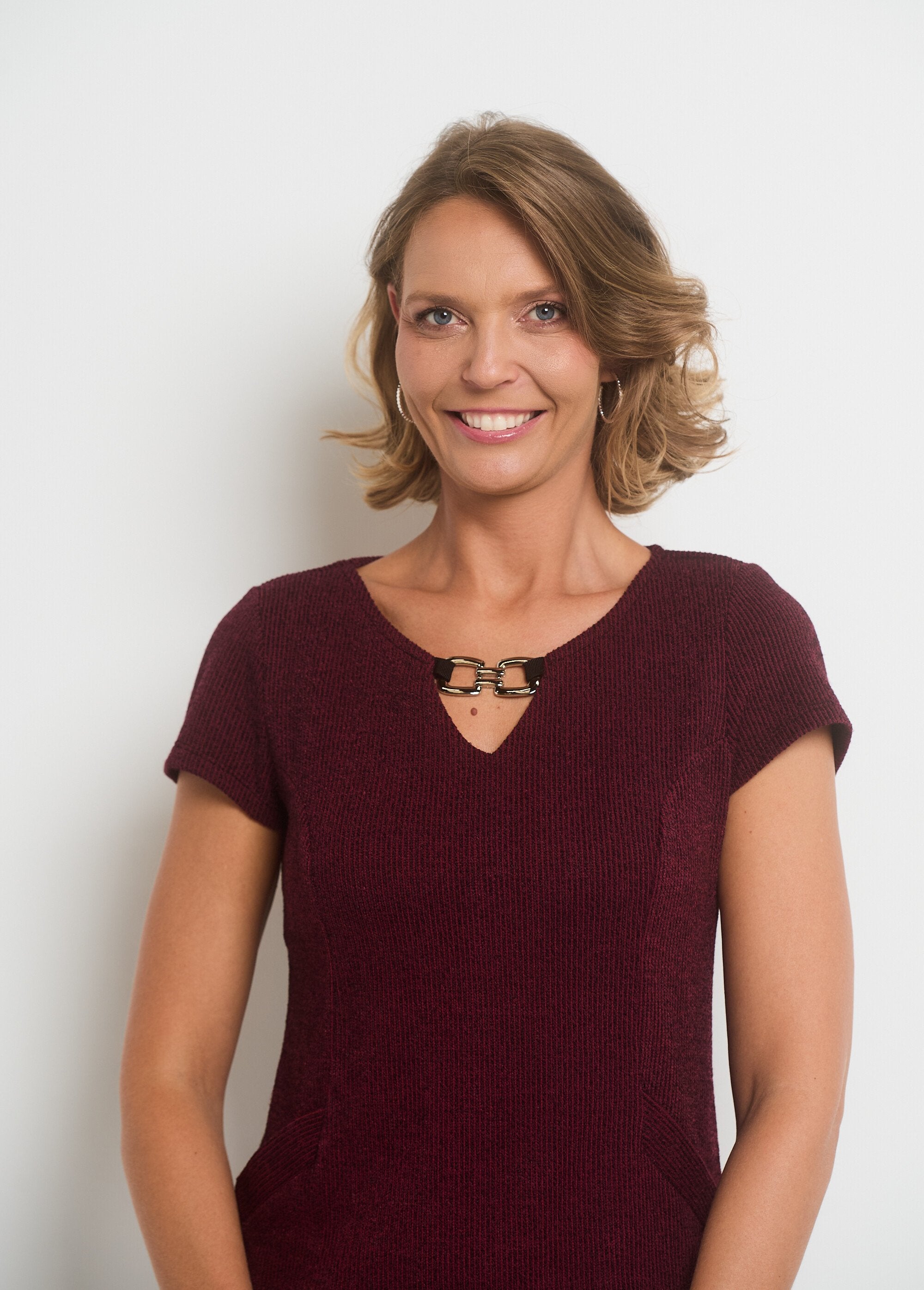 Gebreide_rechte_jurk_met_juwelenhals_Bordeaux_DE1_slim