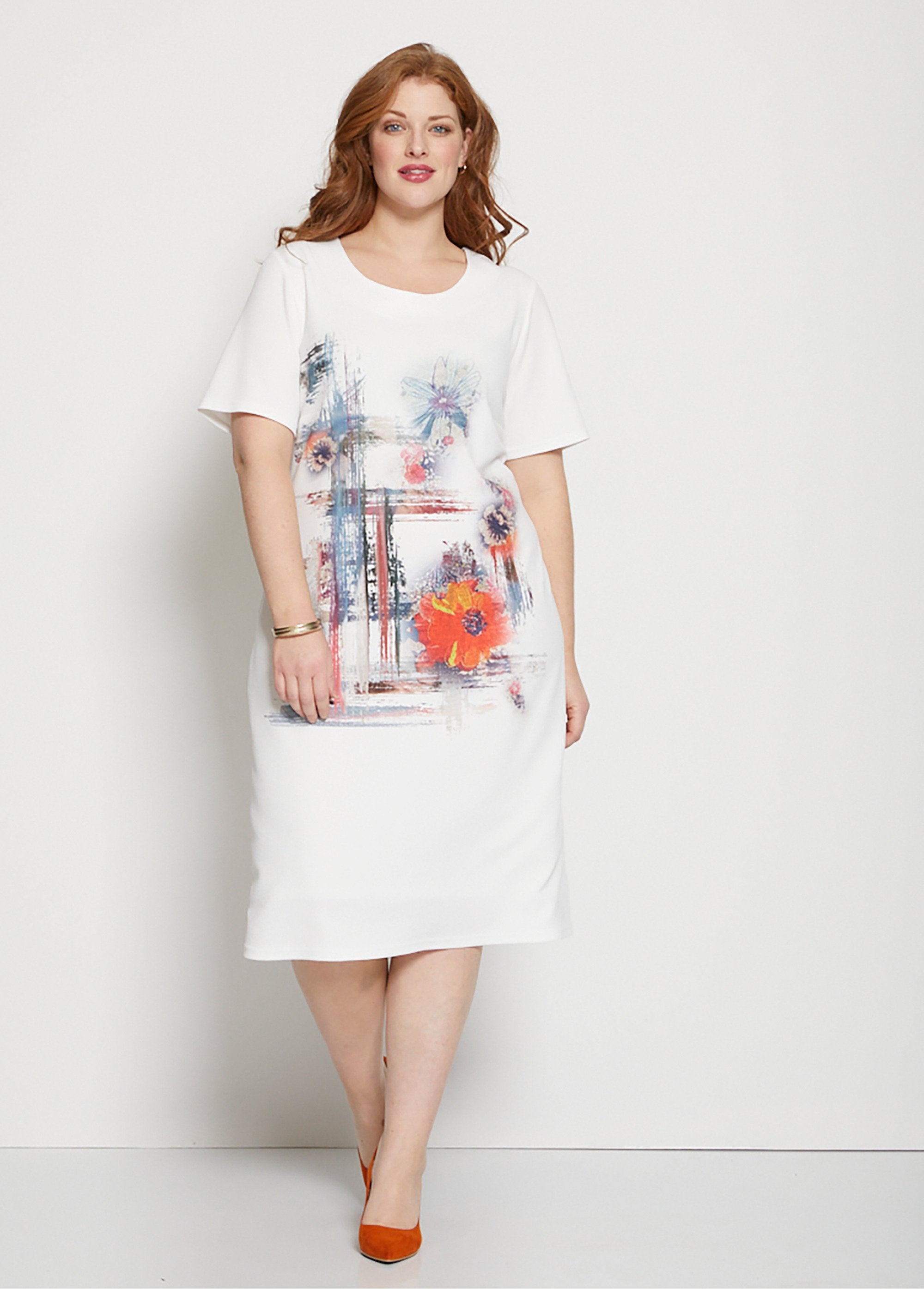 Rechte_jurk_van_wafelbreisel_met_gedessineerd_motief_Fond_naturel_FA1_curvy