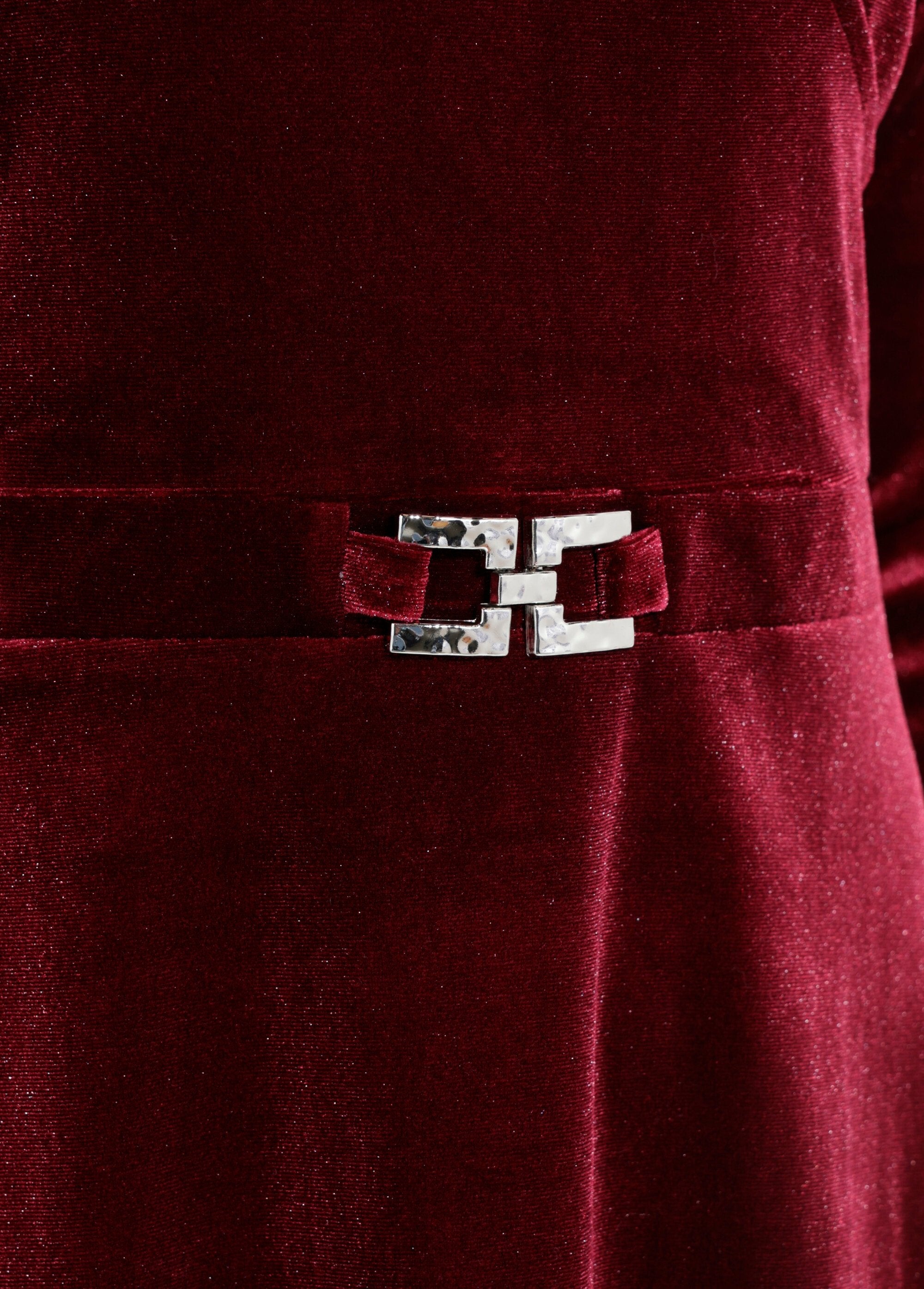 Edele_fluwelen_jurk_met_ronde_hals_Bordeaux_DE2_slim