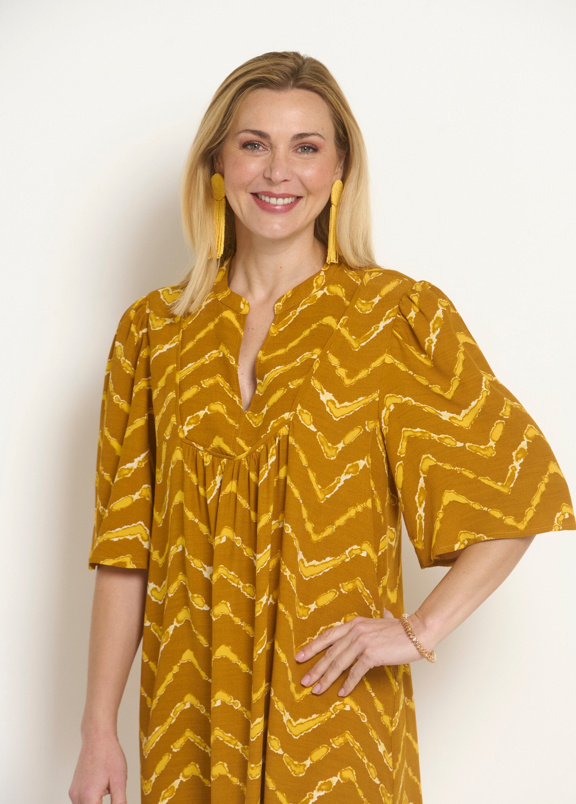 Korte_etnische_jurk_met_uitlopende_mouwen_Safran_DE1_slim