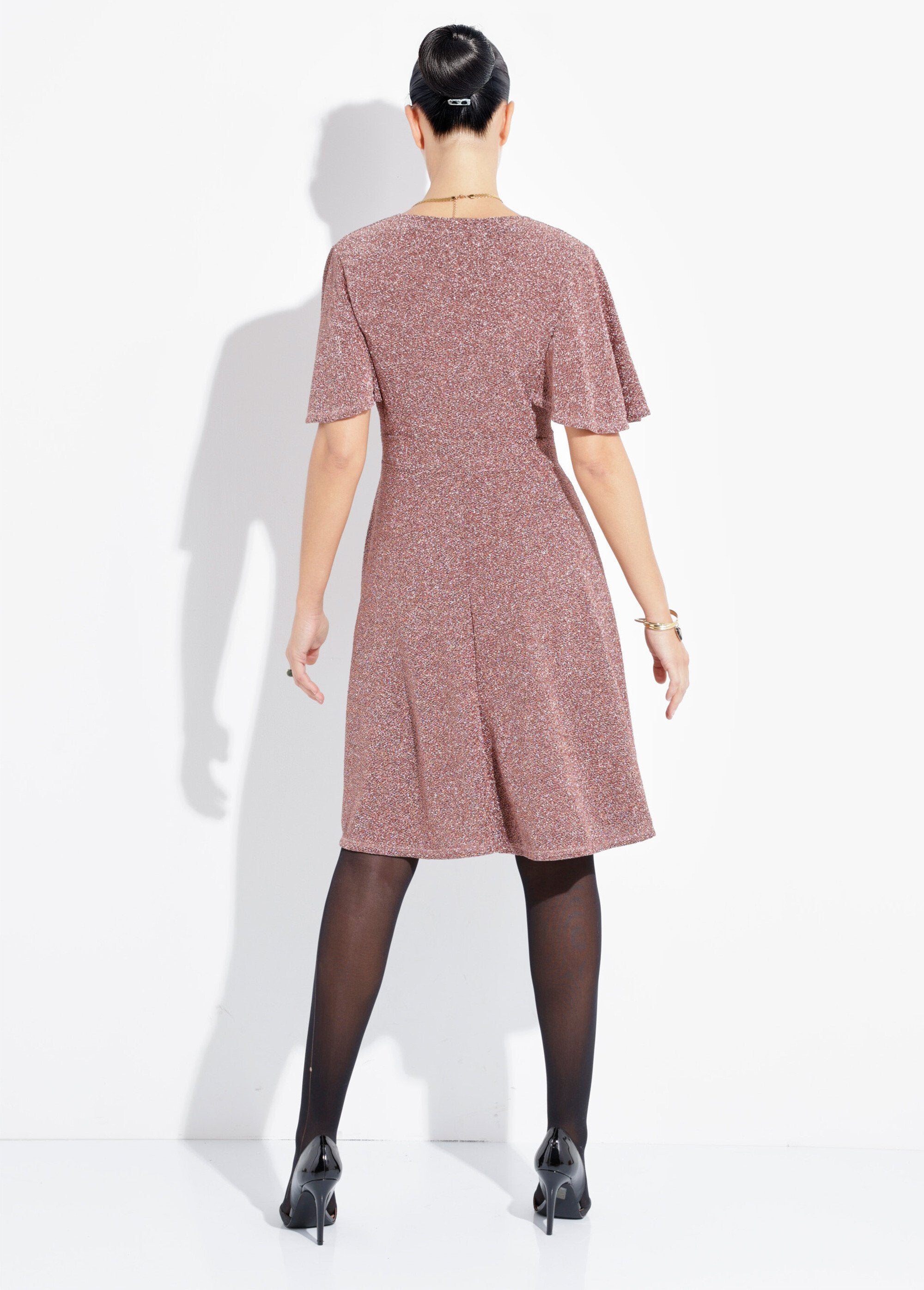 Uitlopende_jurk_met_V-hals_in_metallic_mesh_Cuivre_DO1_slim