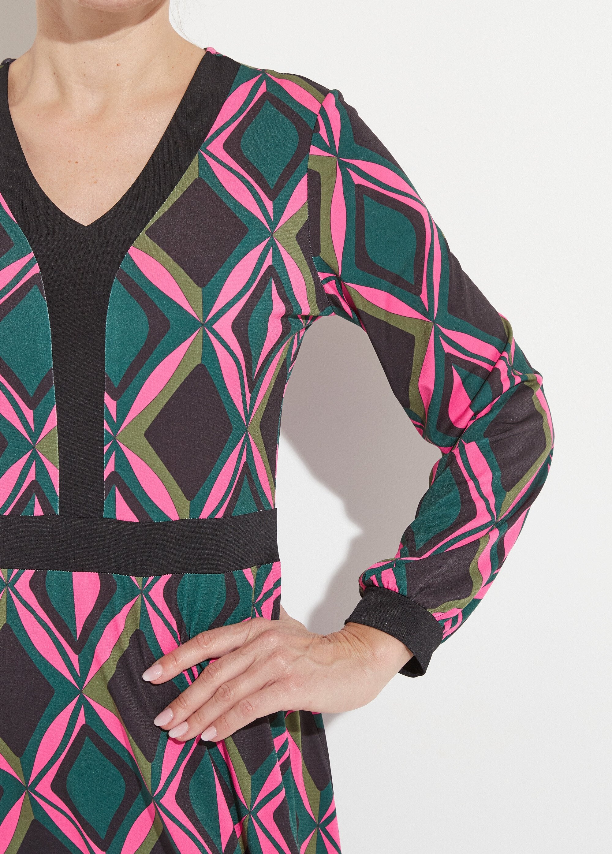 V-hals_grafische_korte_uitlopende_jurk_Rose_et_vert_DE1_slim