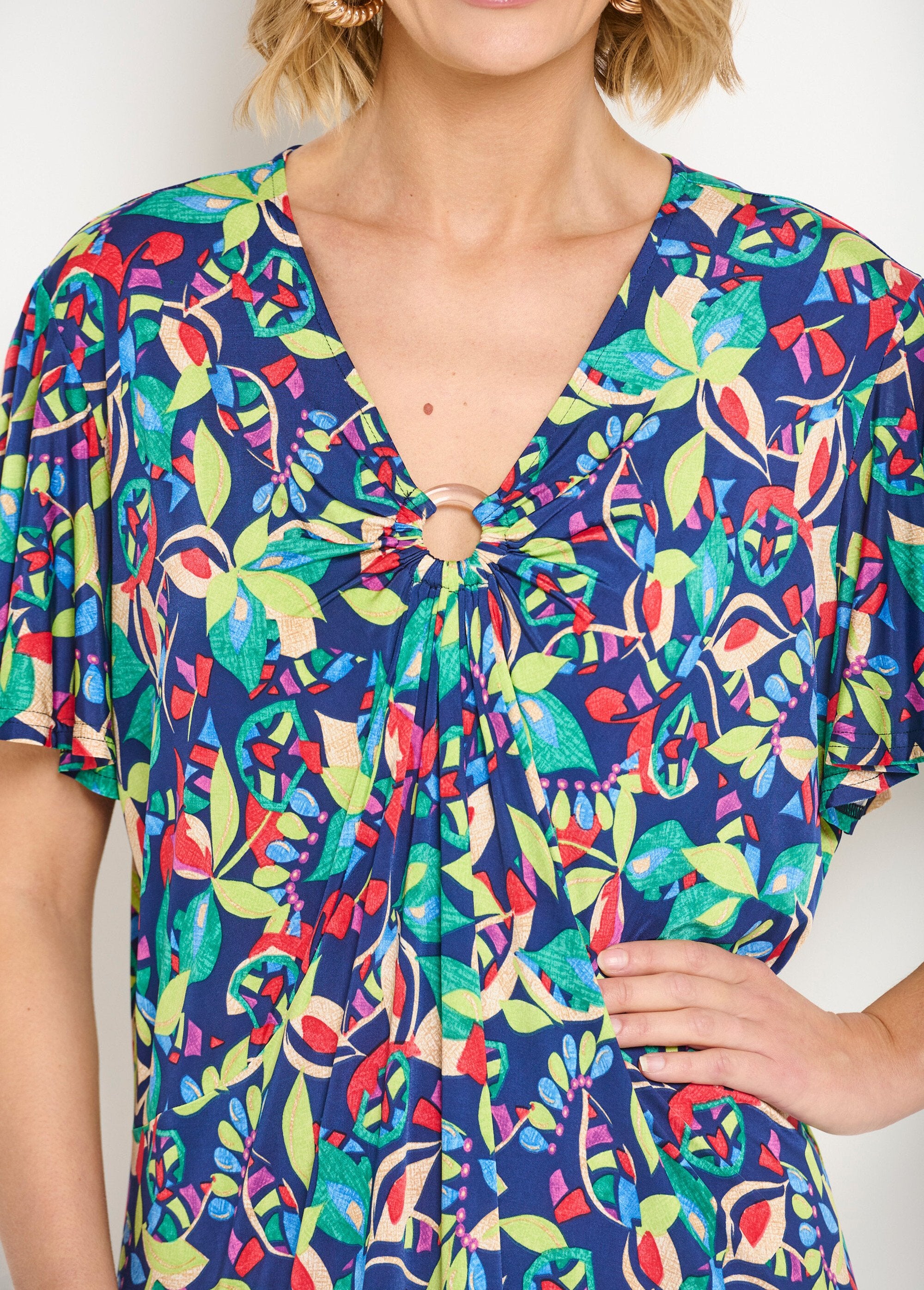 Korte_uitlopende_jurk_met_meerkleurige_print_Imprime_marine_DE1_slim