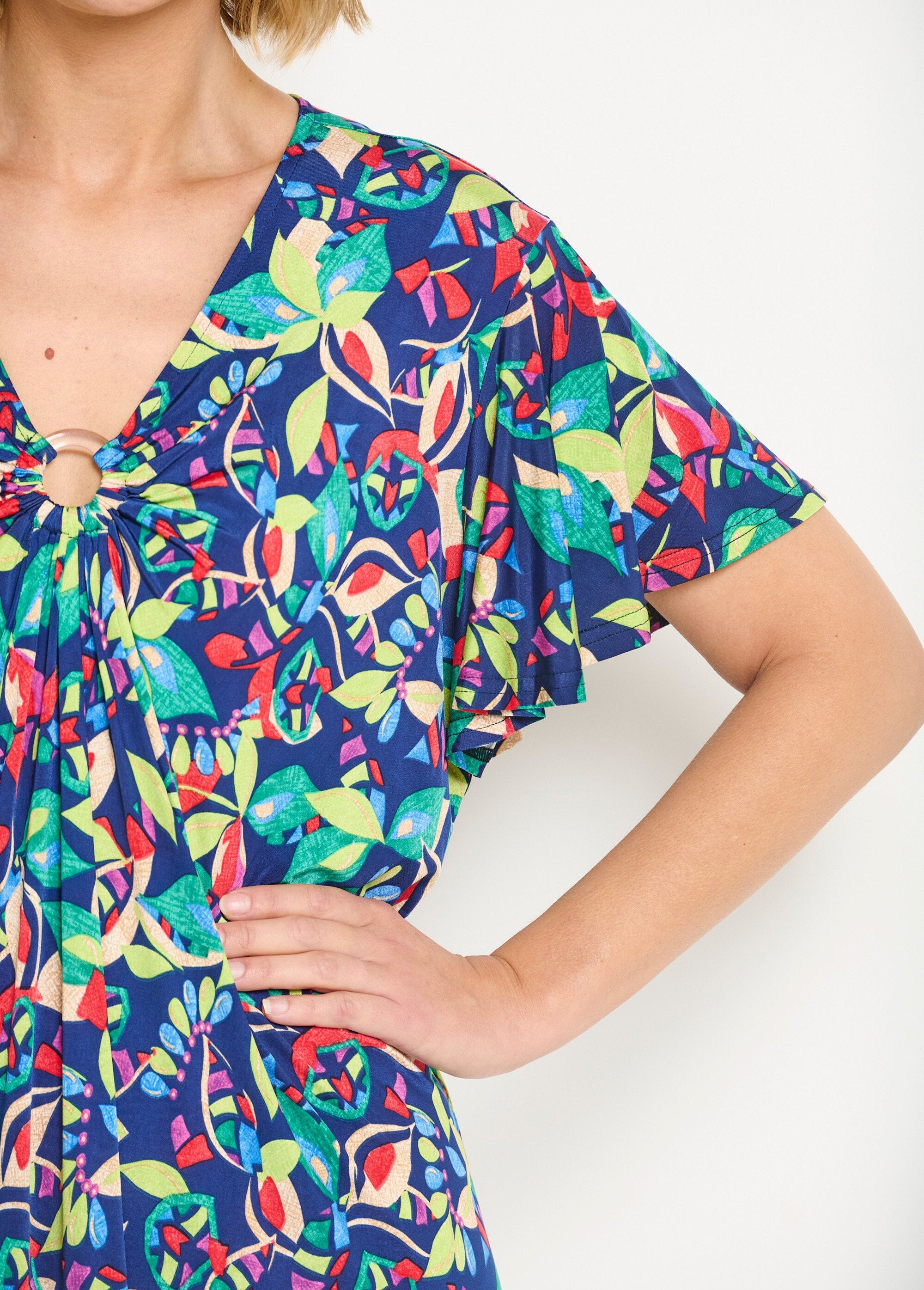 Korte_uitlopende_jurk_met_meerkleurige_print_Imprime_marine_DE2_slim