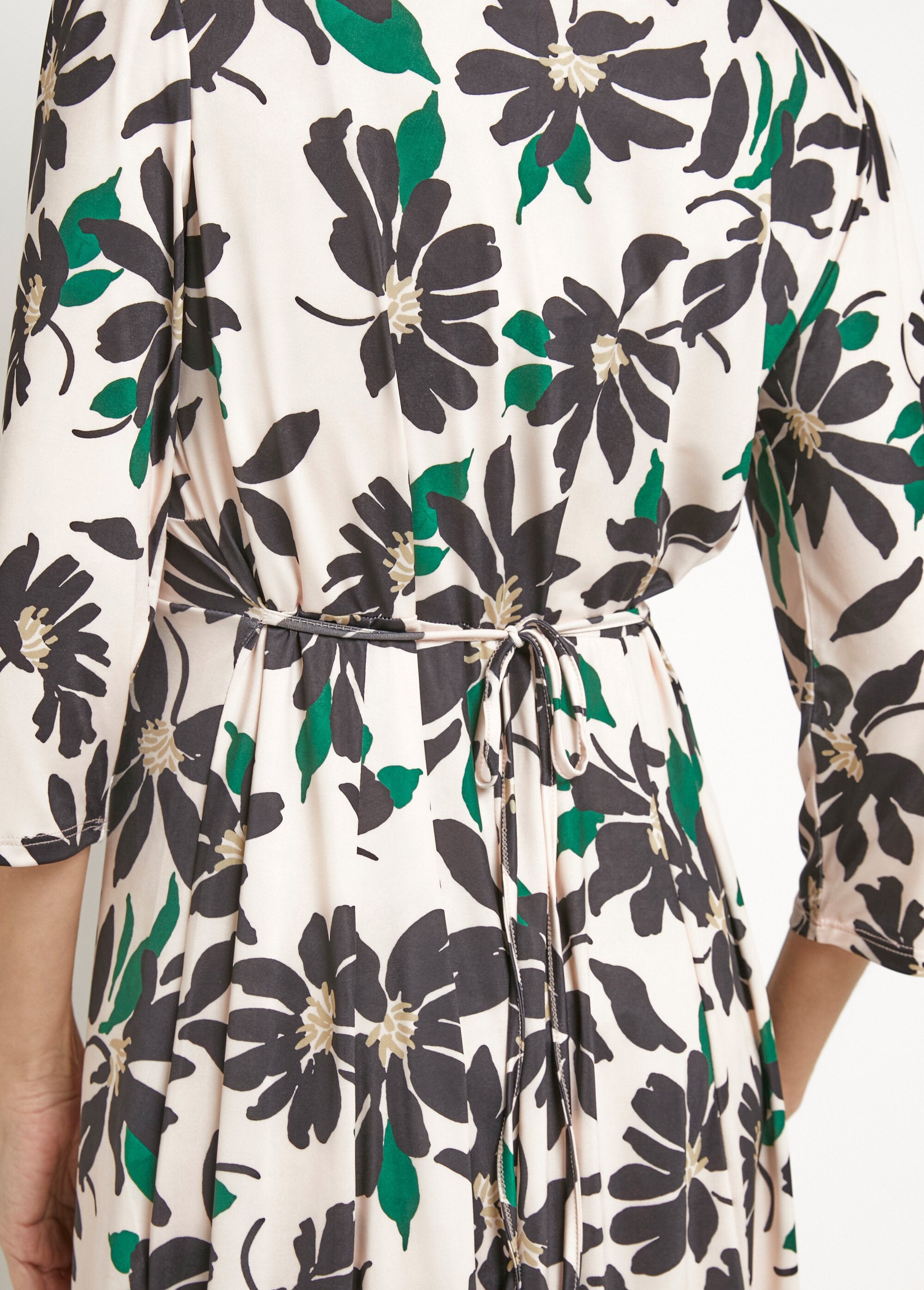 Gebloemde_jurk_met_V-hals,_knoopsluiting_en_3/4-mouwen_Beige_et_noir_DE1_slim