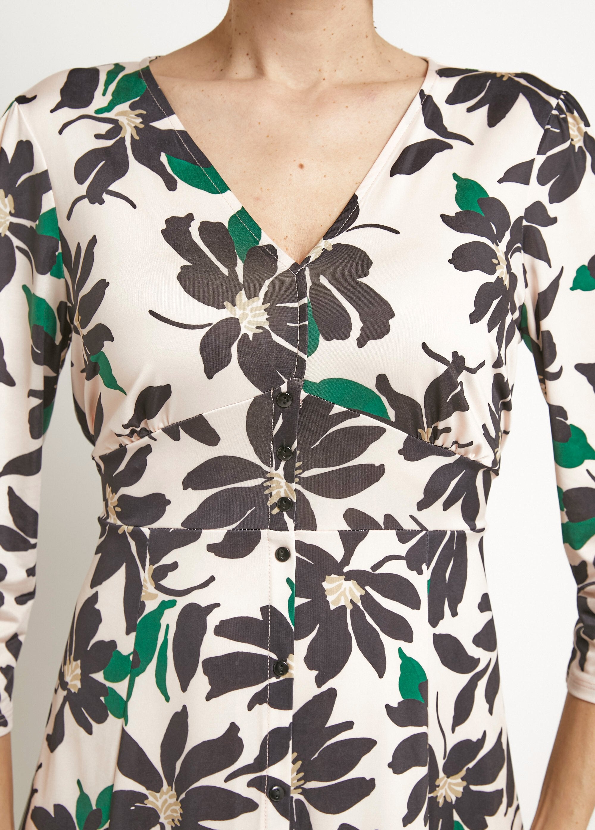 Gebloemde_jurk_met_V-hals,_knoopsluiting_en_3/4-mouwen_Beige_et_noir_DE2_slim