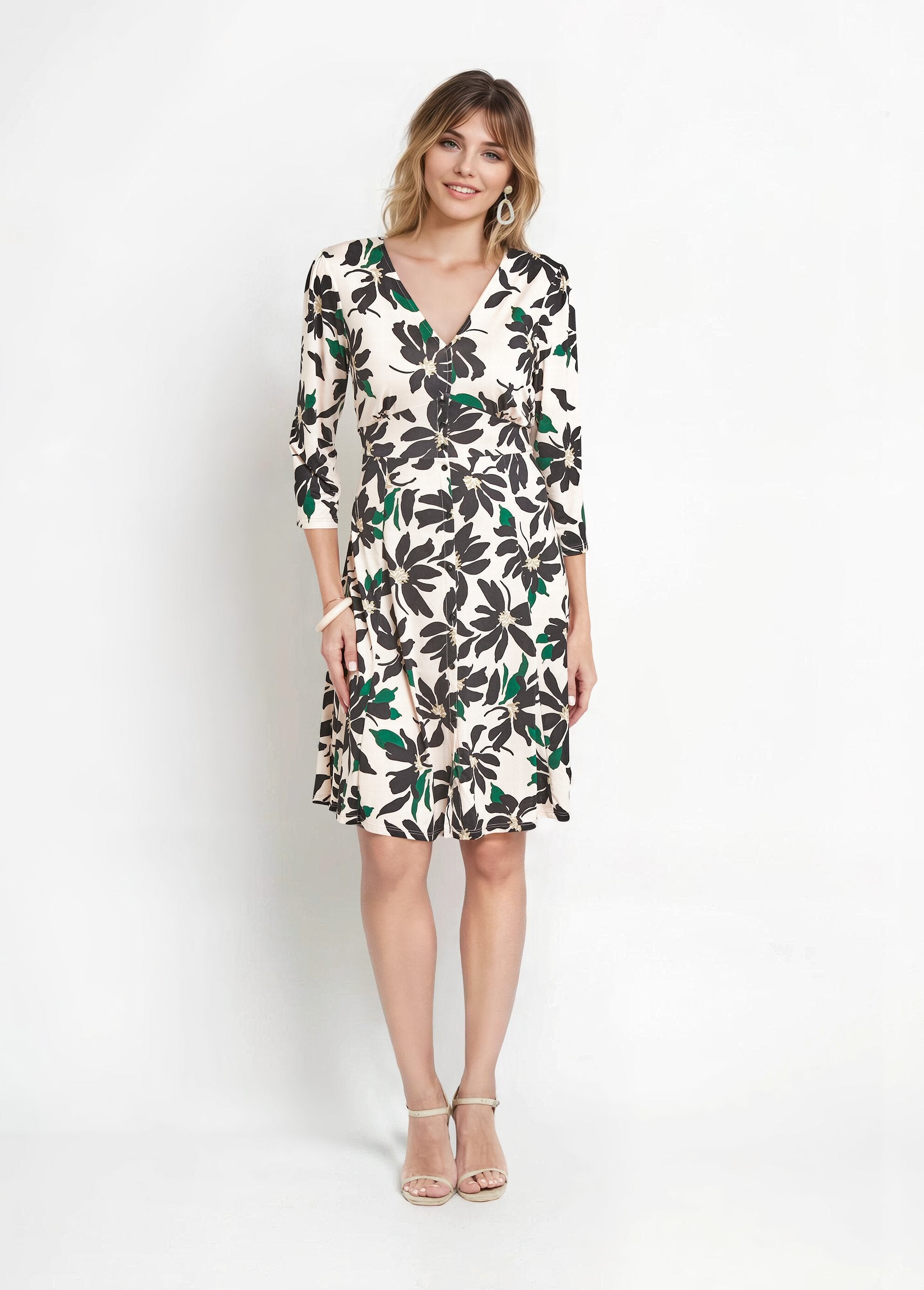 Gebloemde_jurk_met_V-hals,_knoopsluiting_en_3/4-mouwen_Beige_et_noir_FA1_slim