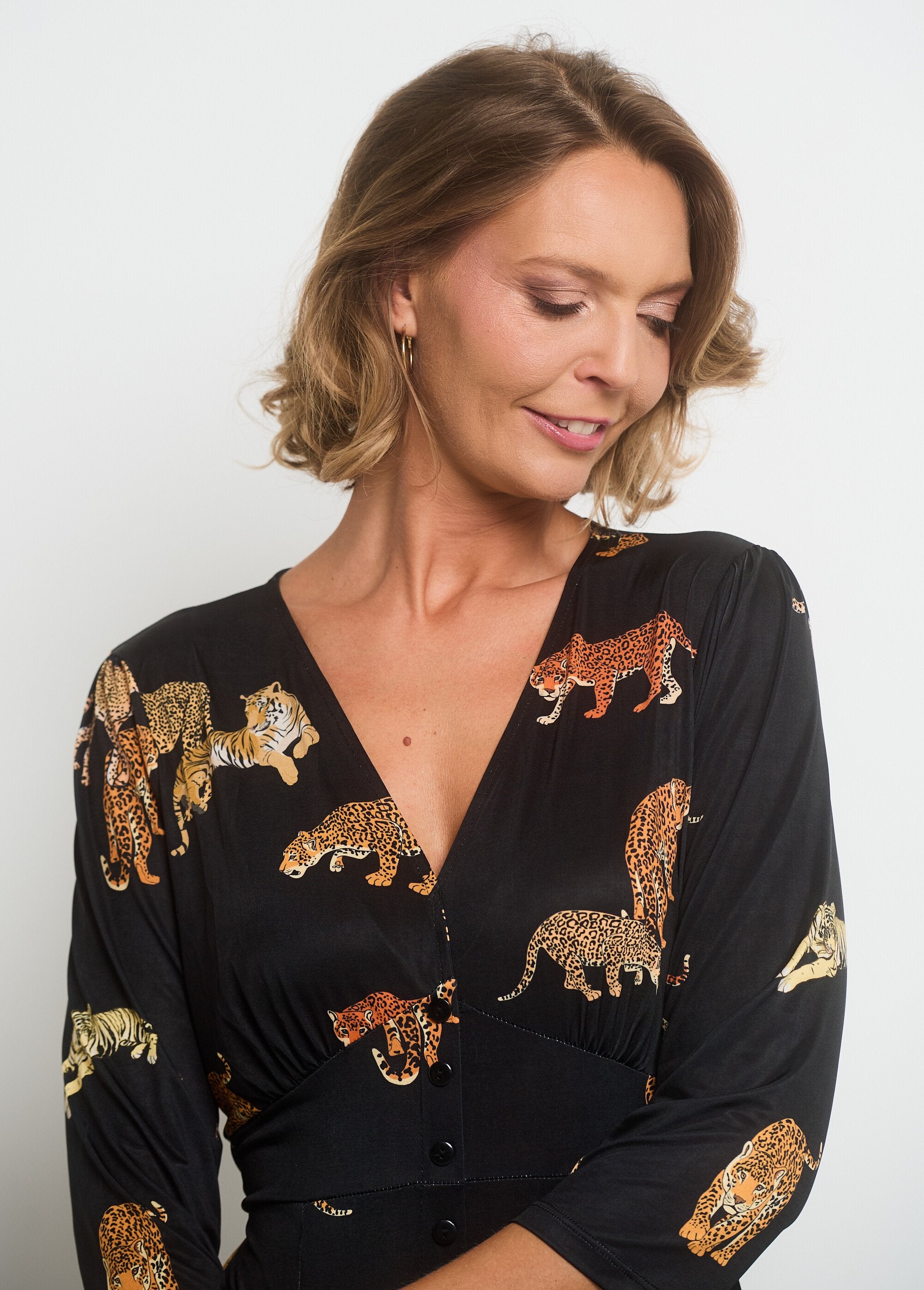 Vloeiende_jurk_met_V-hals_en_dierenprint_Noir_imprime_DE1_slim