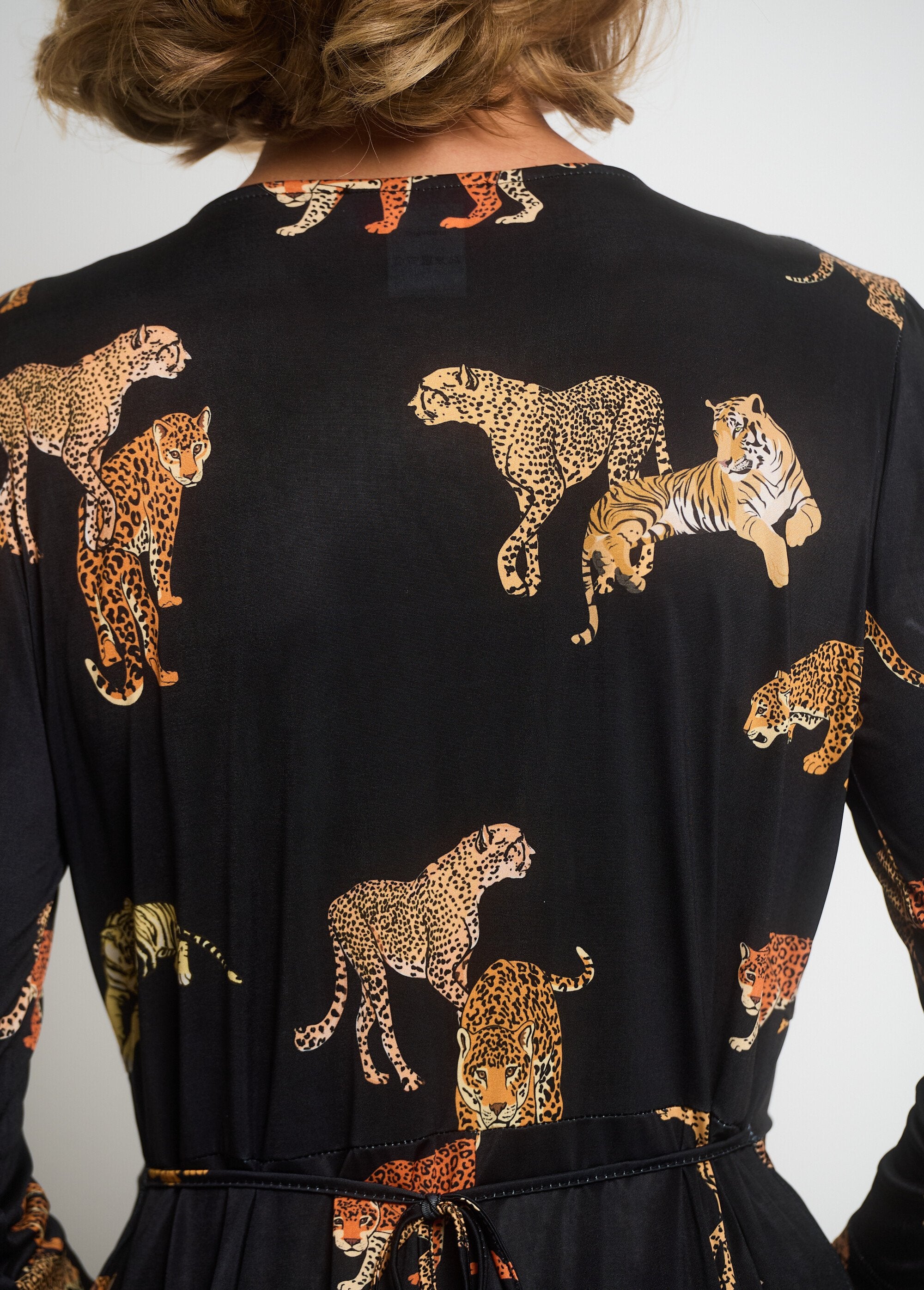 Vloeiende_jurk_met_V-hals_en_dierenprint_Noir_imprime_DE2_slim