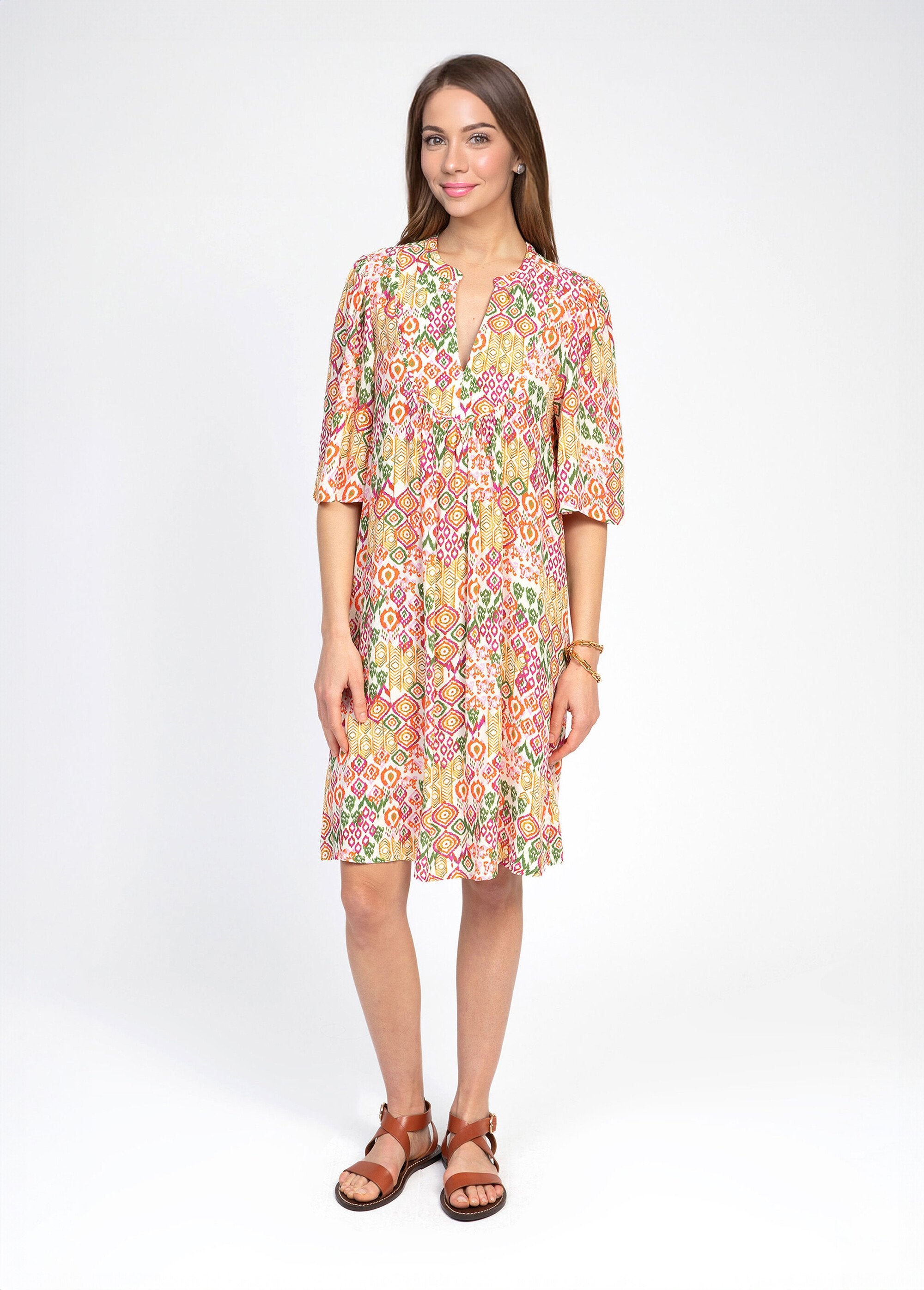 Soepelvallende_jurk_met_etnische_print_en_V-hals_Rode_afdruk_FA1_slim